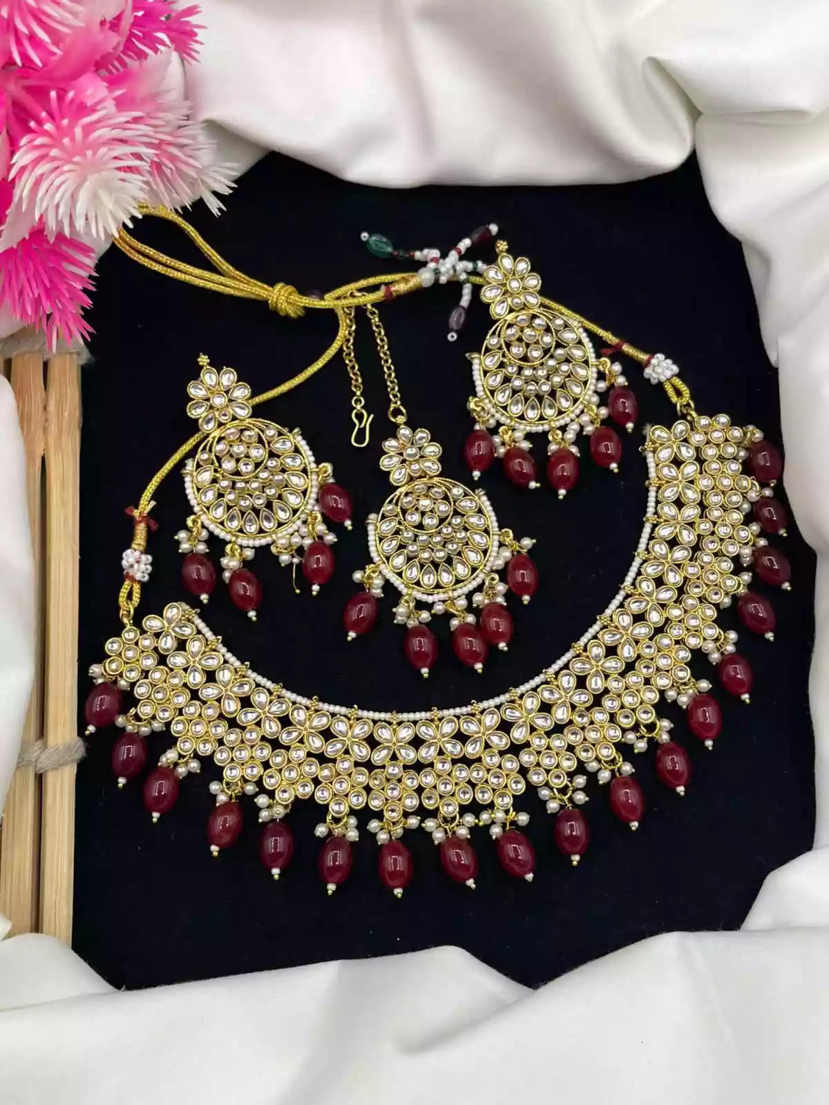 Kundan necklace set with teeka Secondary image