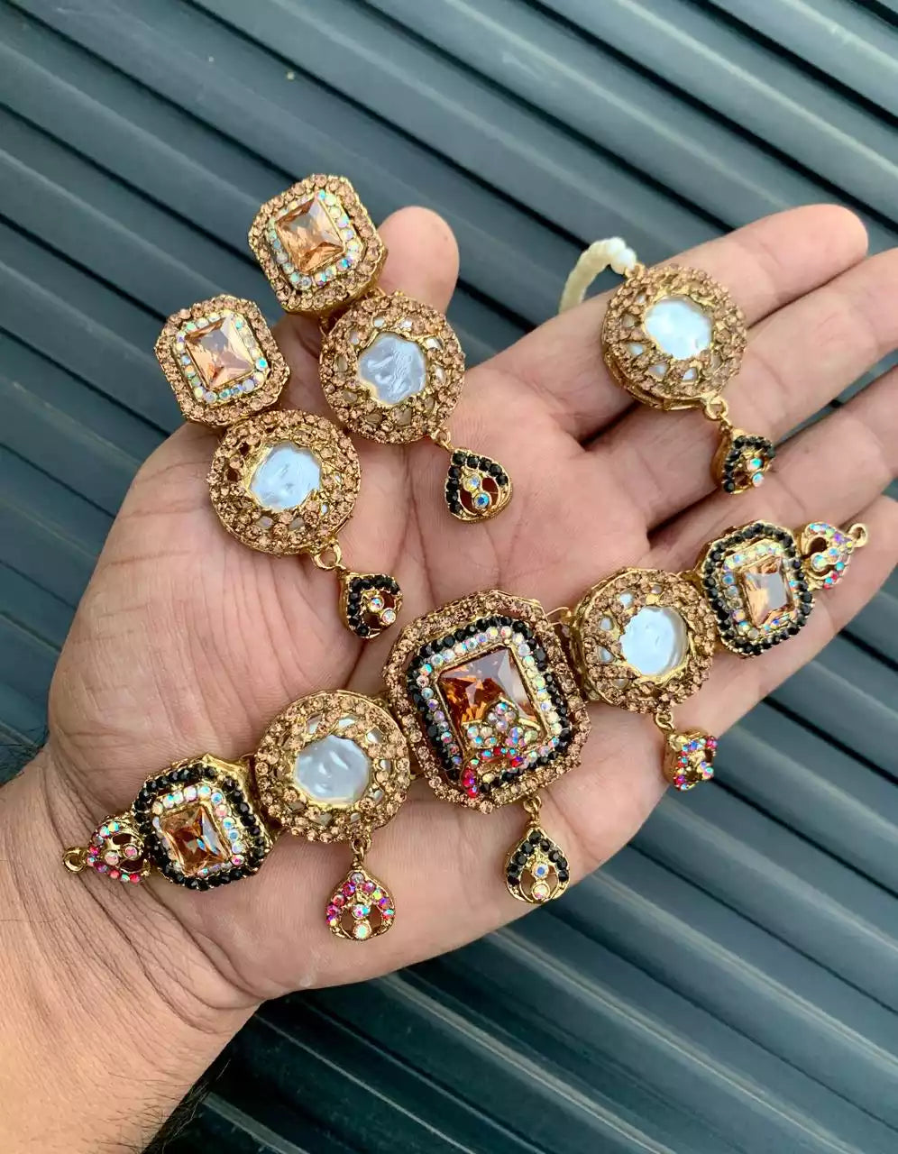 Handmade choker set with teeka