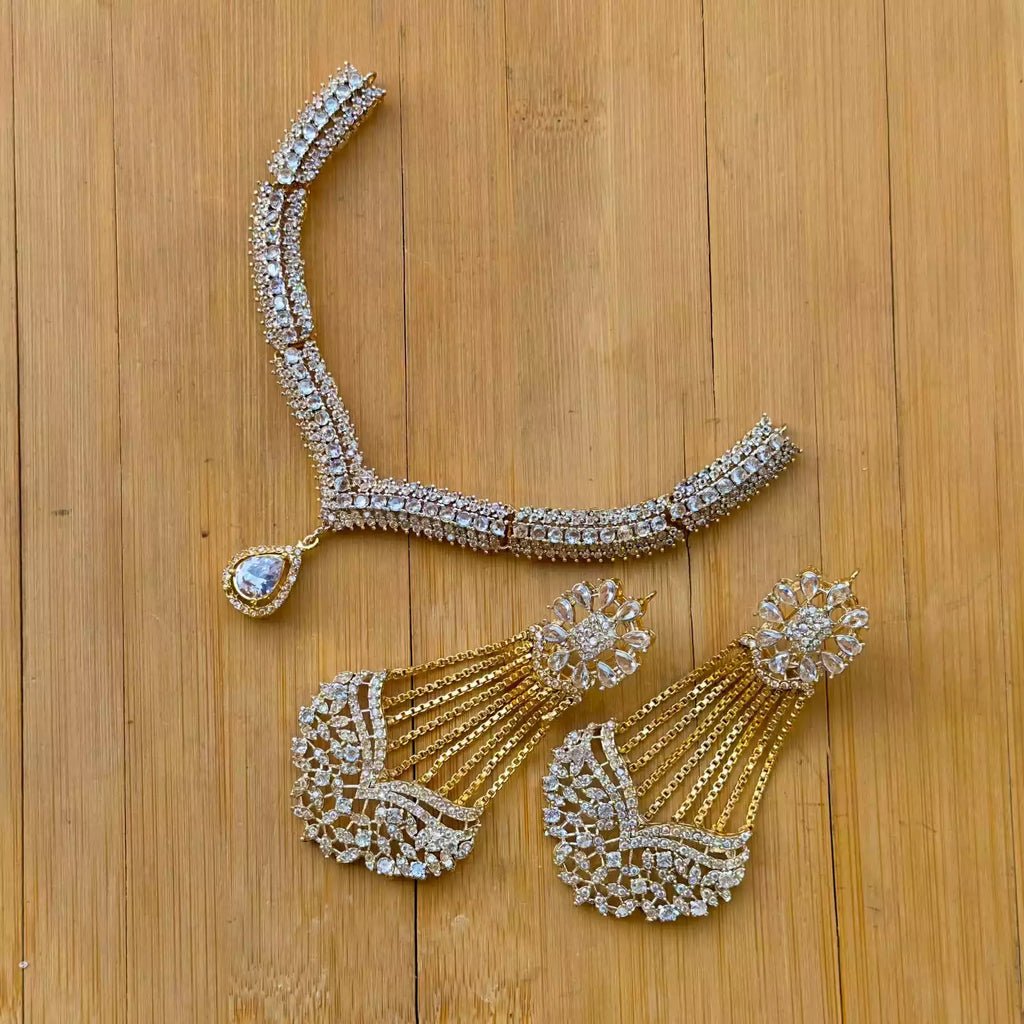 Elegant neckpiece with earrings