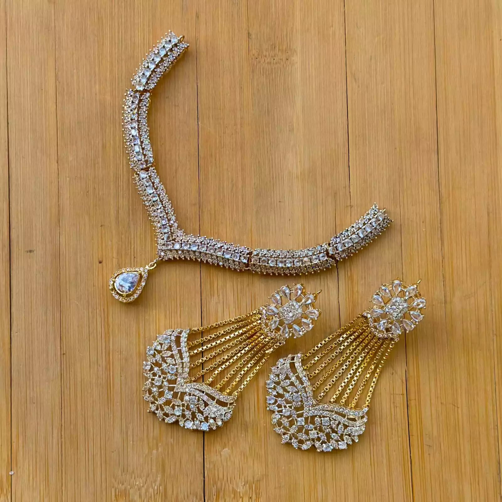 Elegant neckpiece with earrings