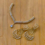 Elegant neckpiece with earrings
