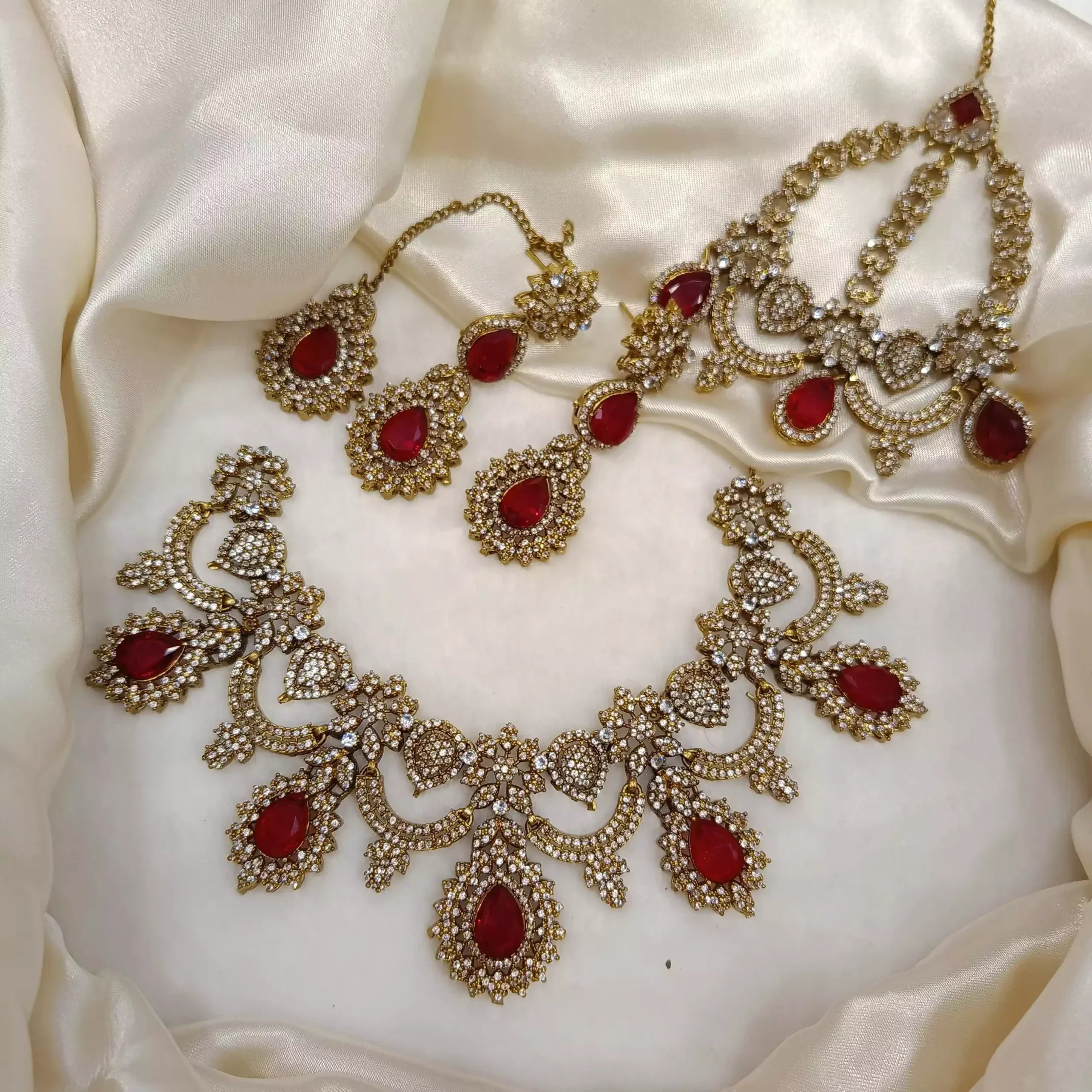 Elegant bridal set with jhumar Secondary image