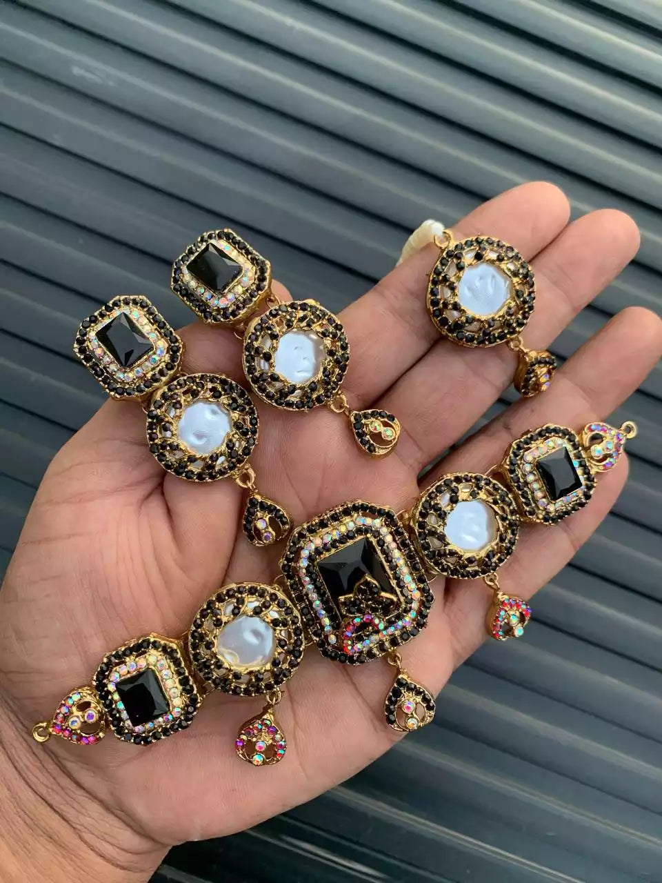 Handmade choker set with teeka