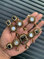 Handmade choker set with teeka