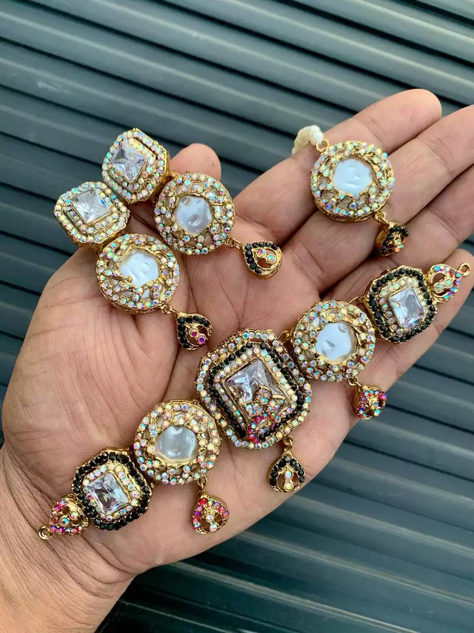 Handmade choker set with teeka
