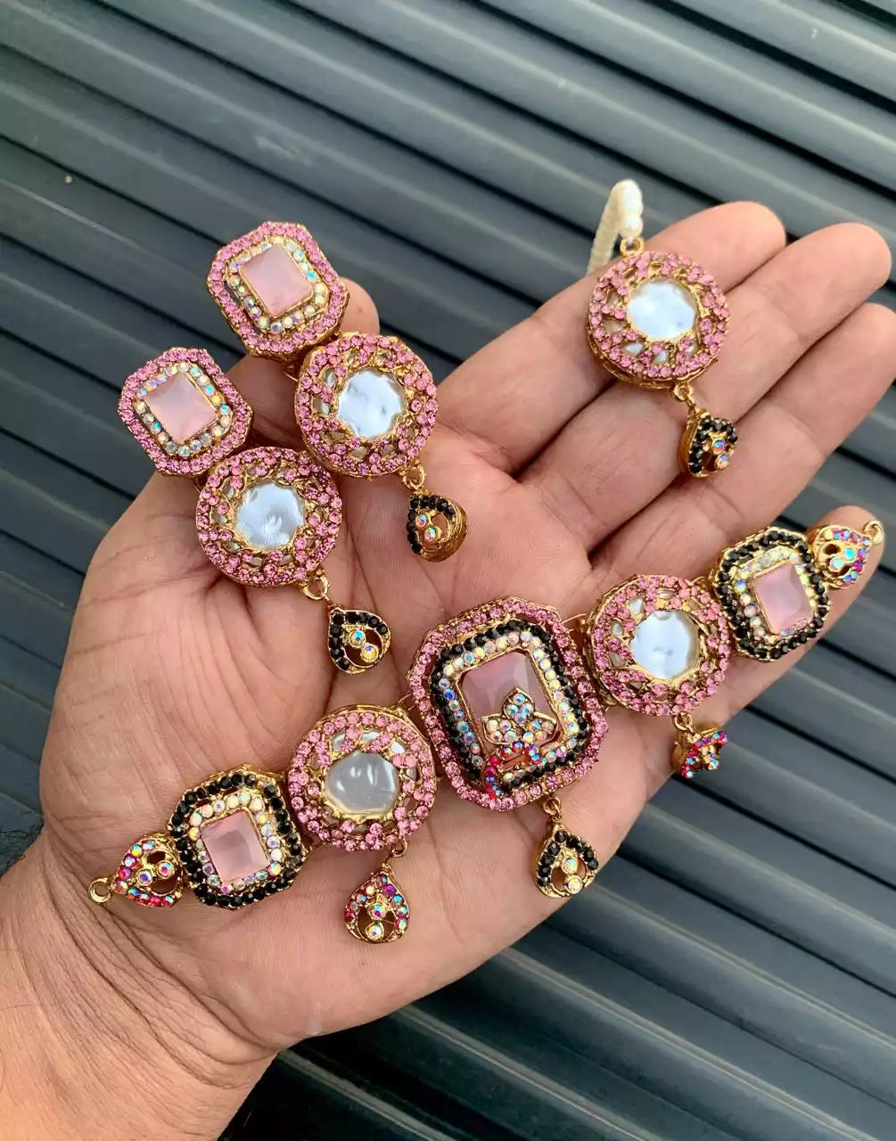 Handmade choker set with teeka Main image