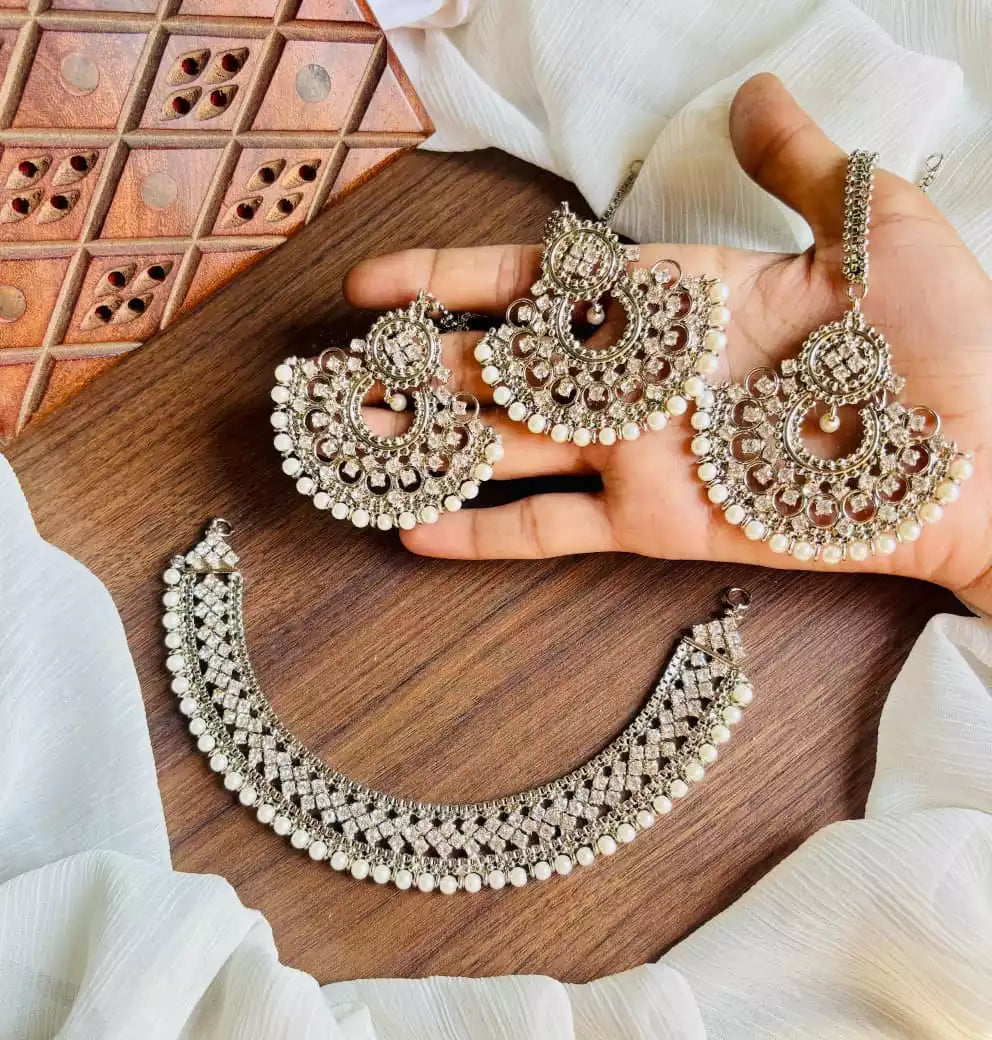 Manjoos necklace set with teeka