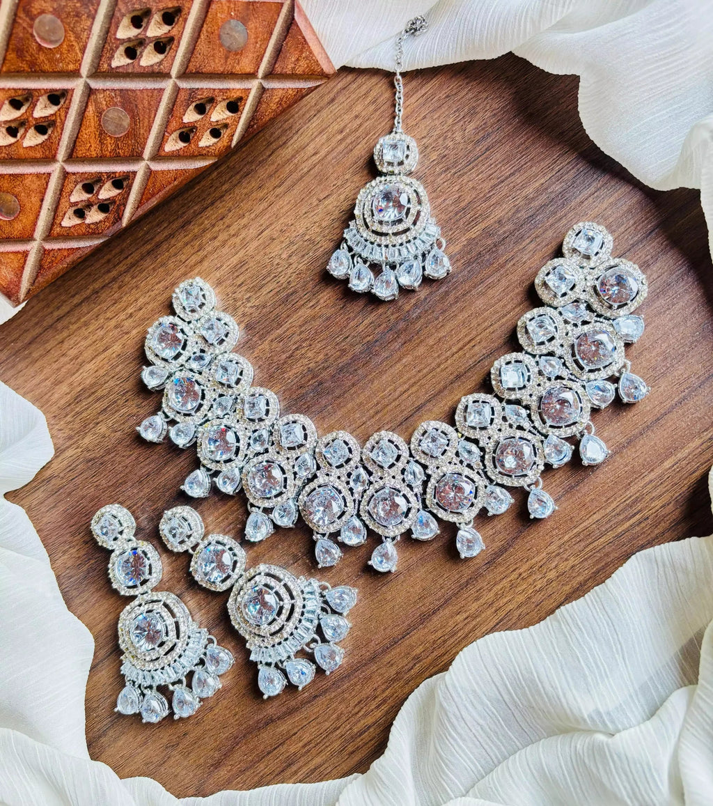 Zircon necklace set with teeka