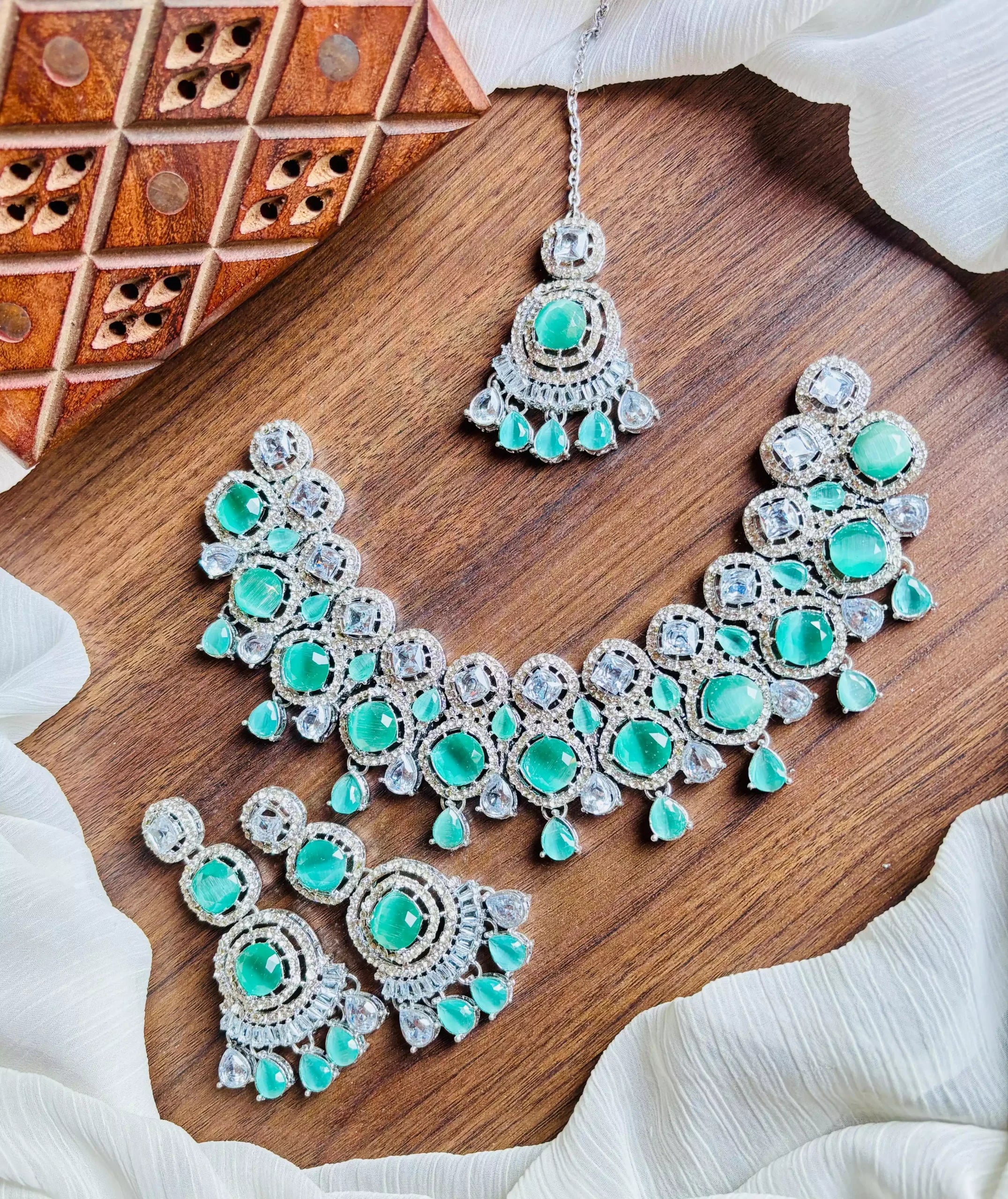 Zircon necklace set with teeka