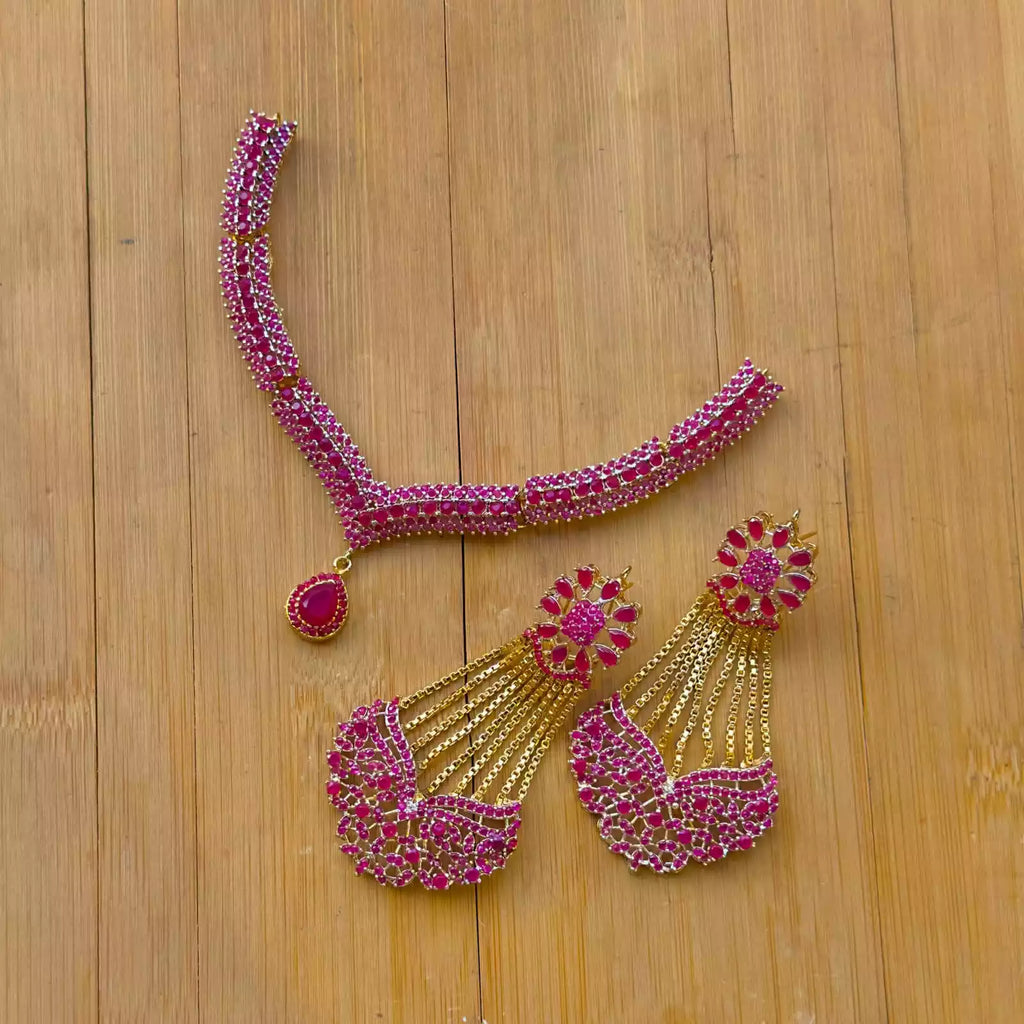 Elegant neckpiece with earrings