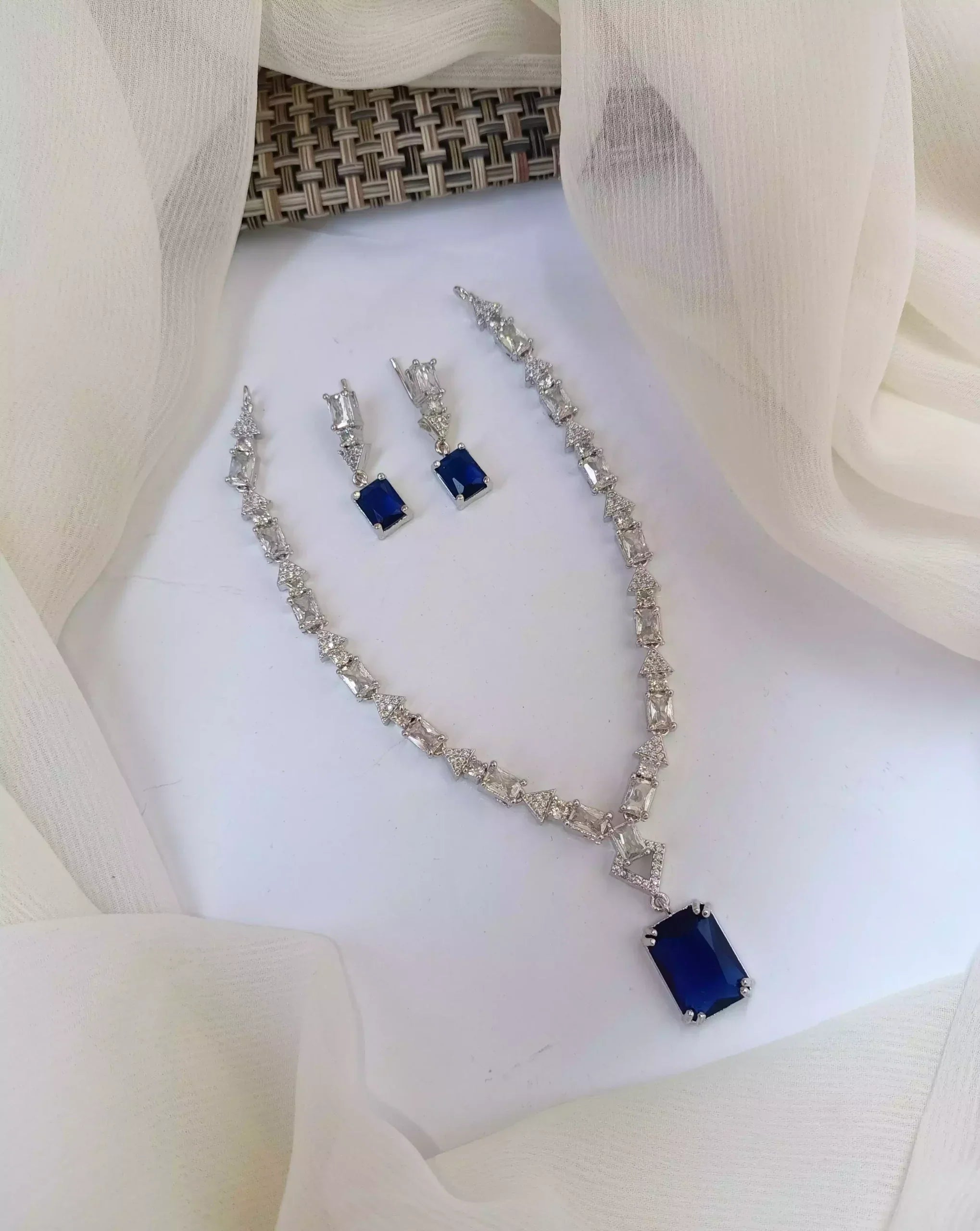 Elegant necklace set Main image