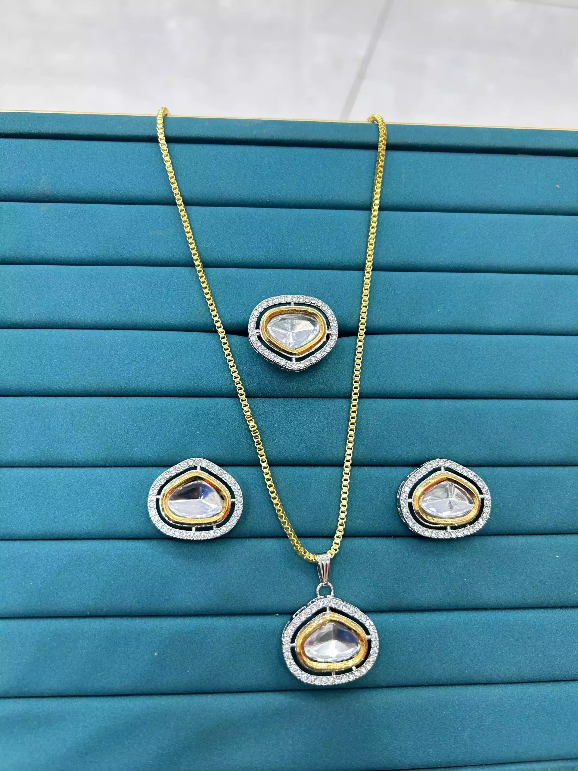 Uncut kundan pendant set