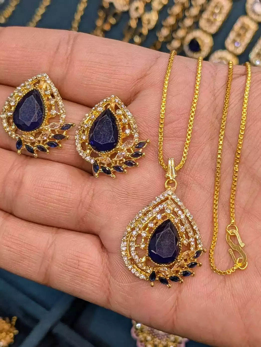 Elegant zircon pendant set Main image