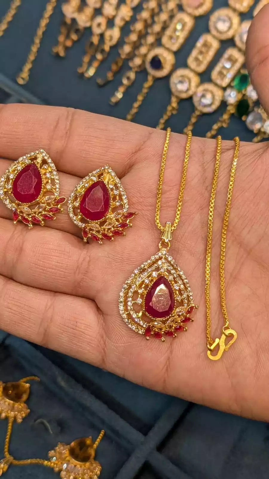 Elegant zircon pendant set
