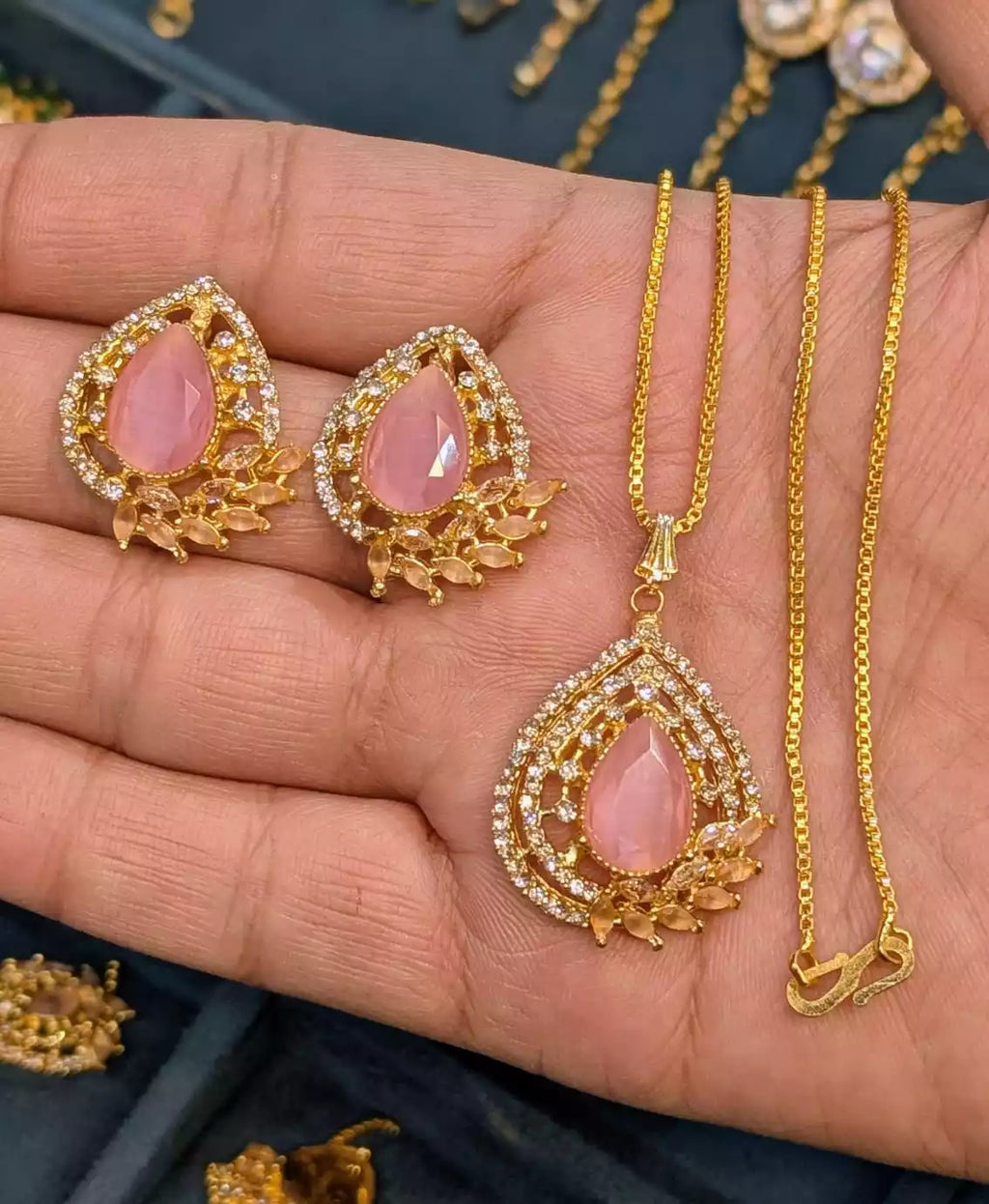 Elegant zircon pendant set