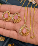 Elegant zircon pendant set