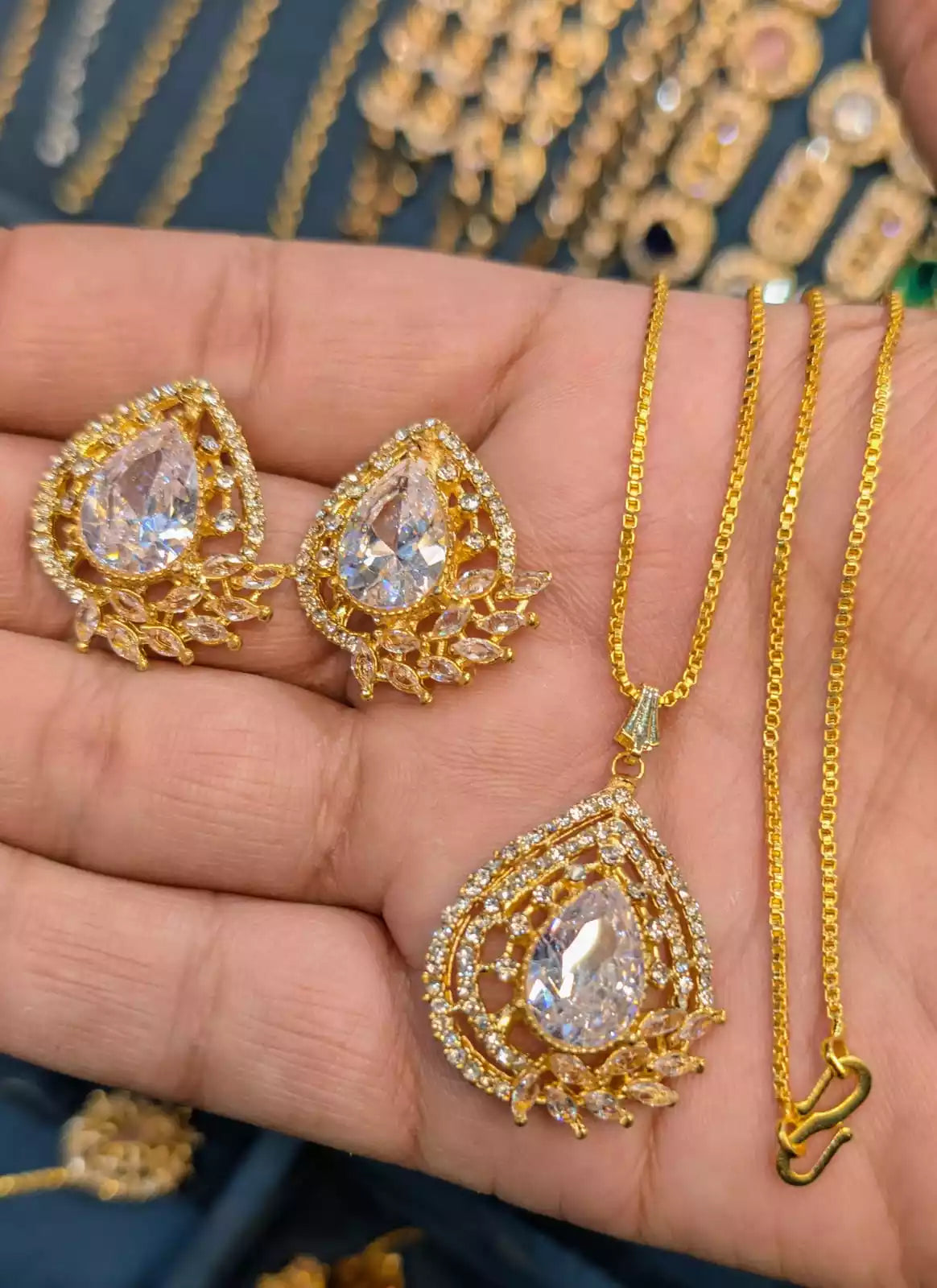 Elegant zircon pendant set