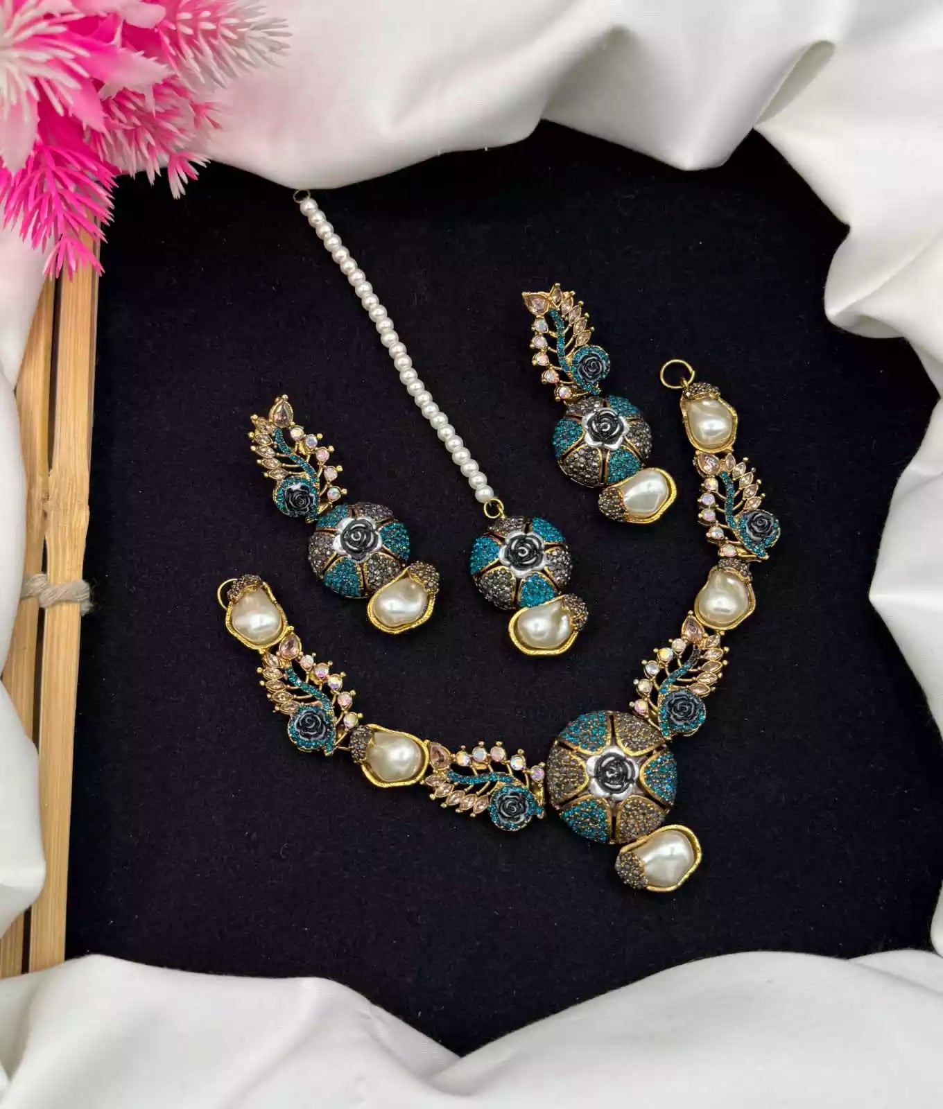Mother of pearl necklace set Main image