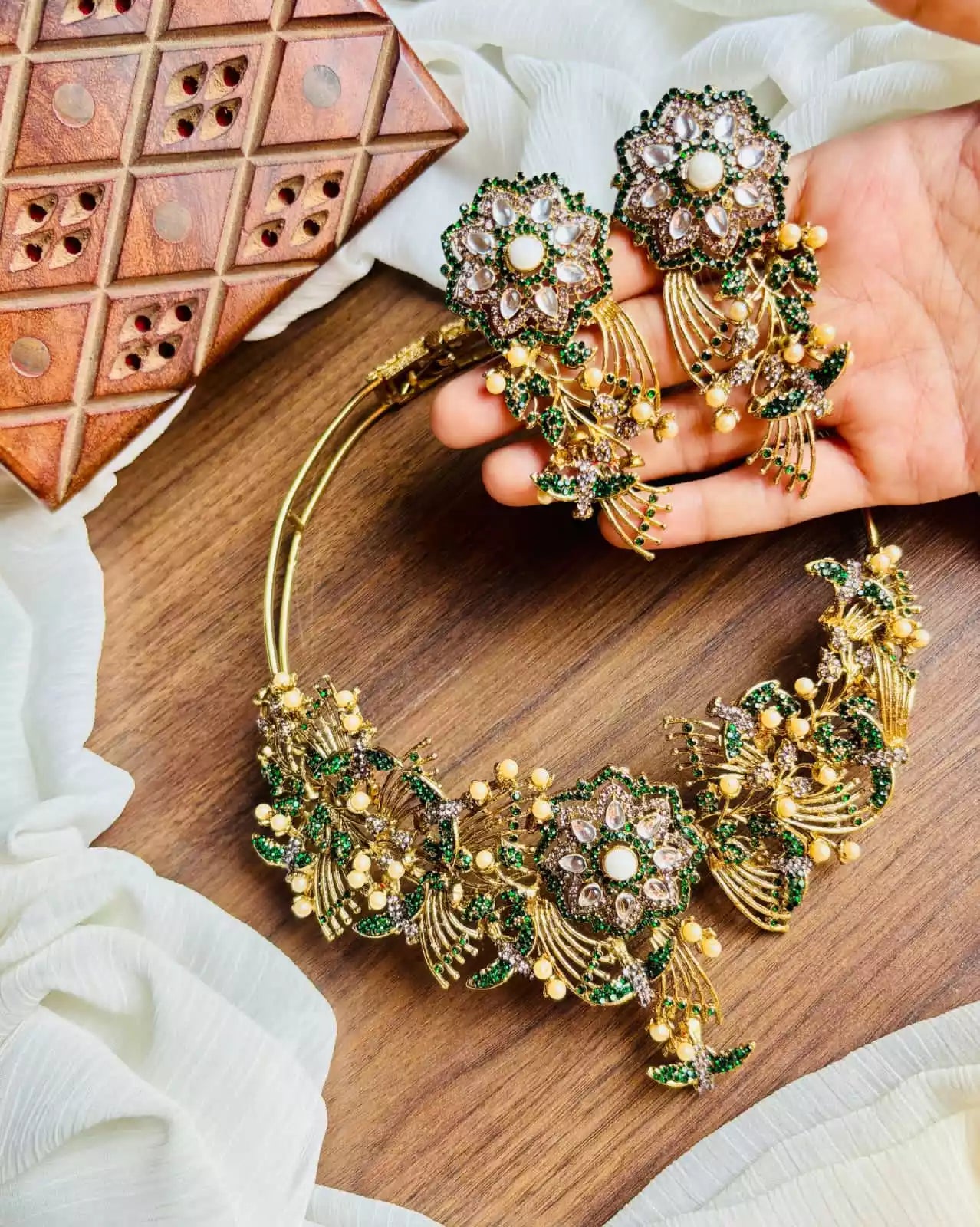 Elegant designer necklace set Main image