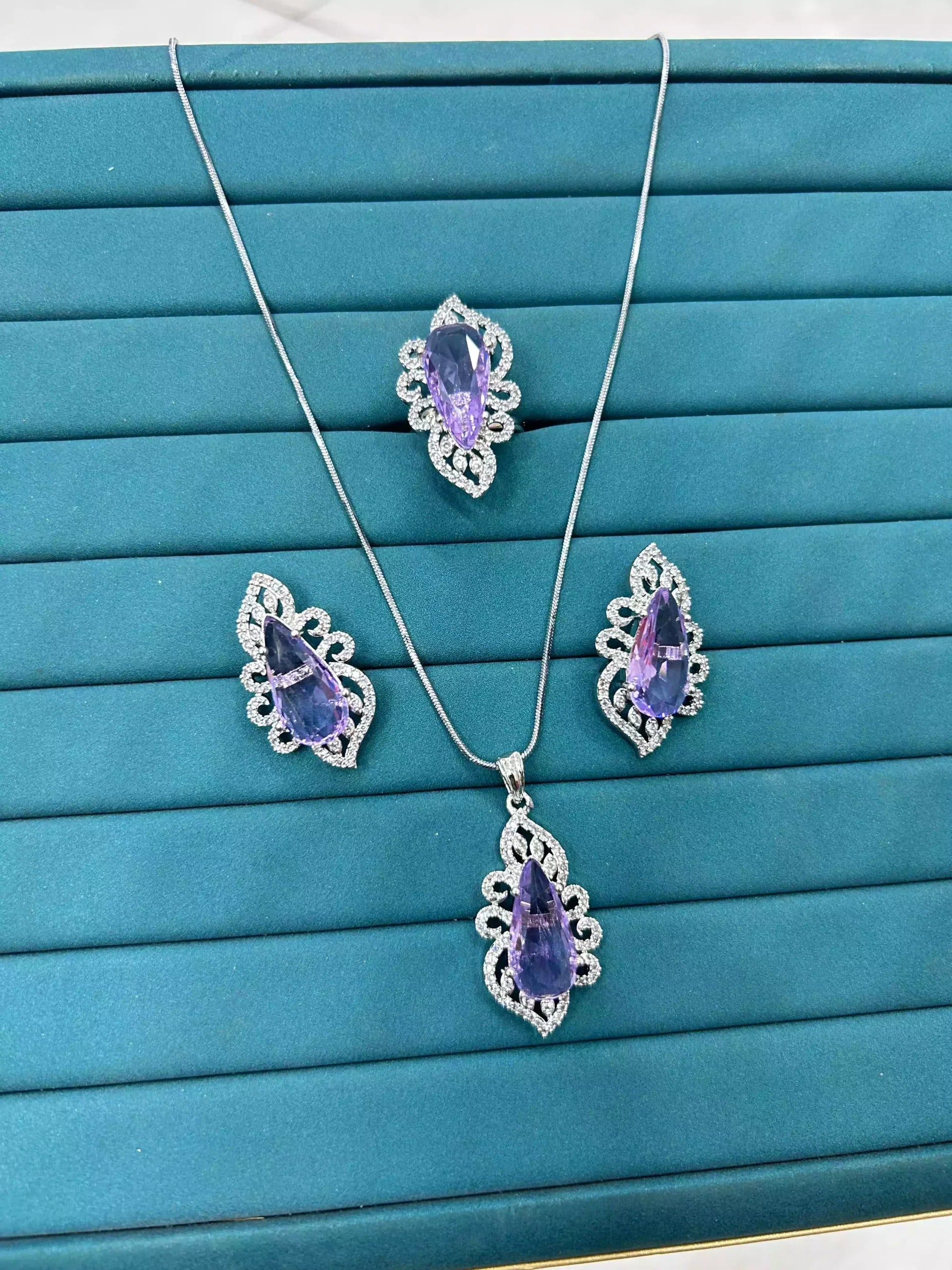 Elegant pendant set wit ring Main image