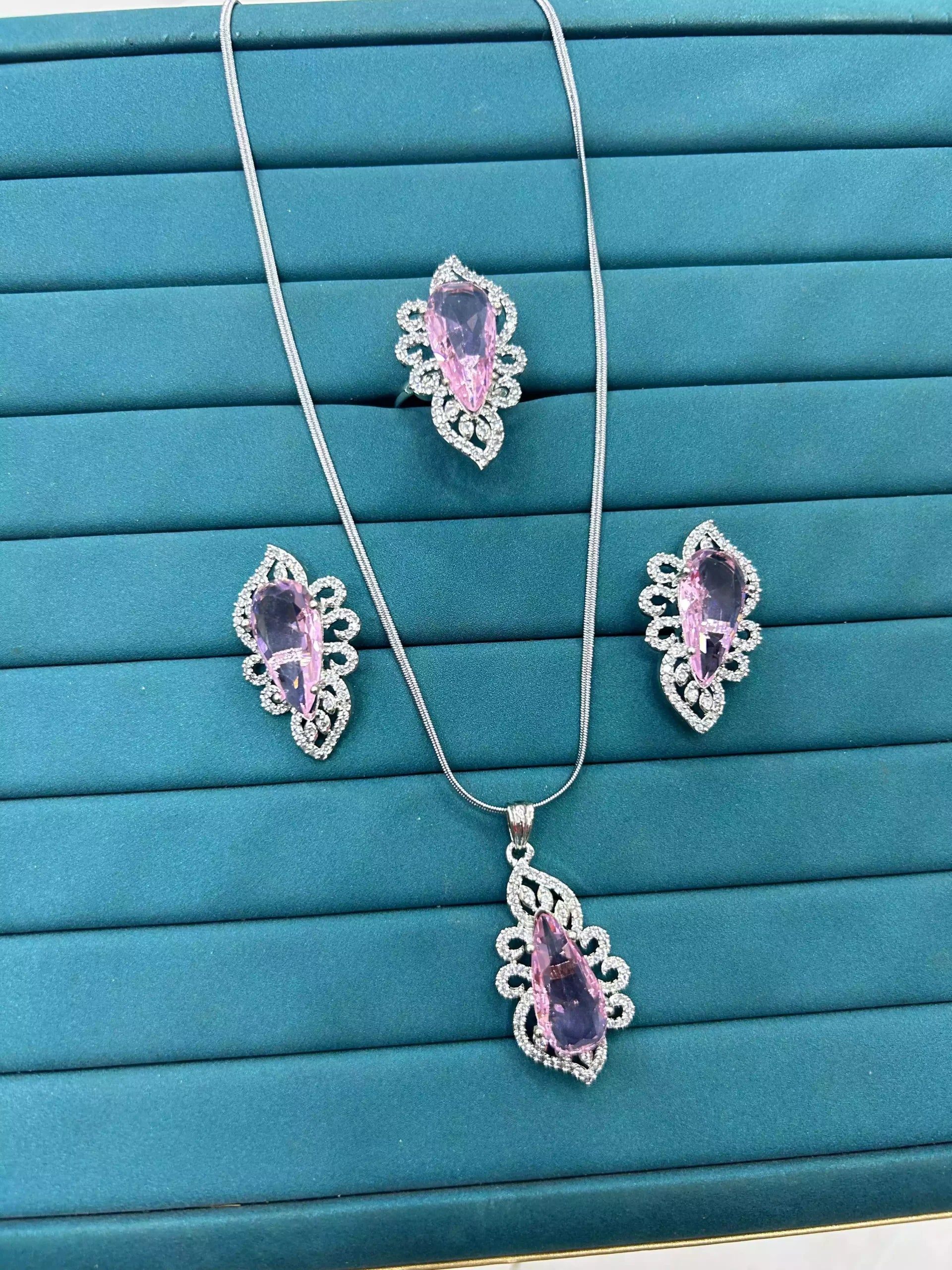 Elegant pendant set wit ring
