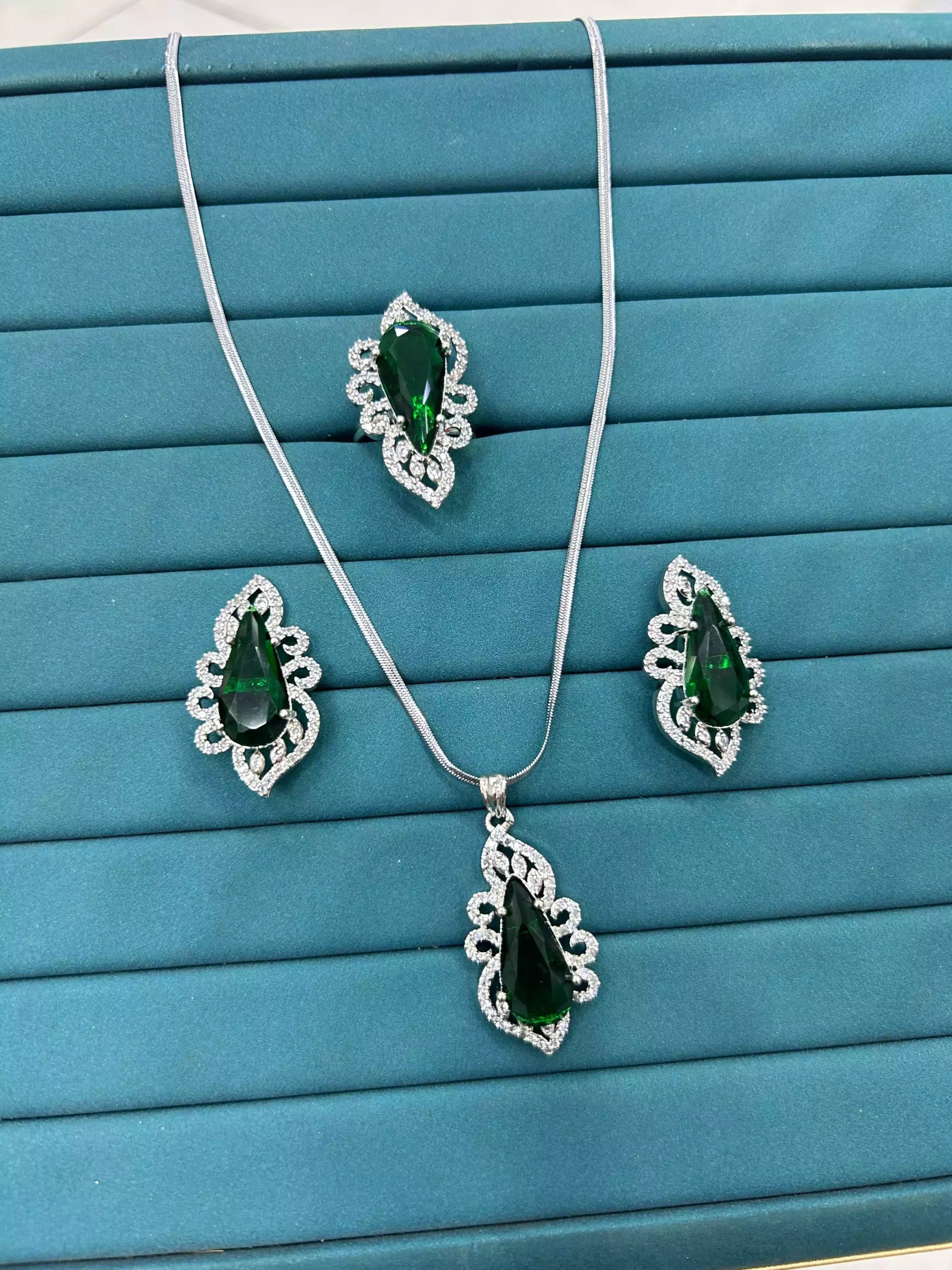 Elegant pendant set wit ring