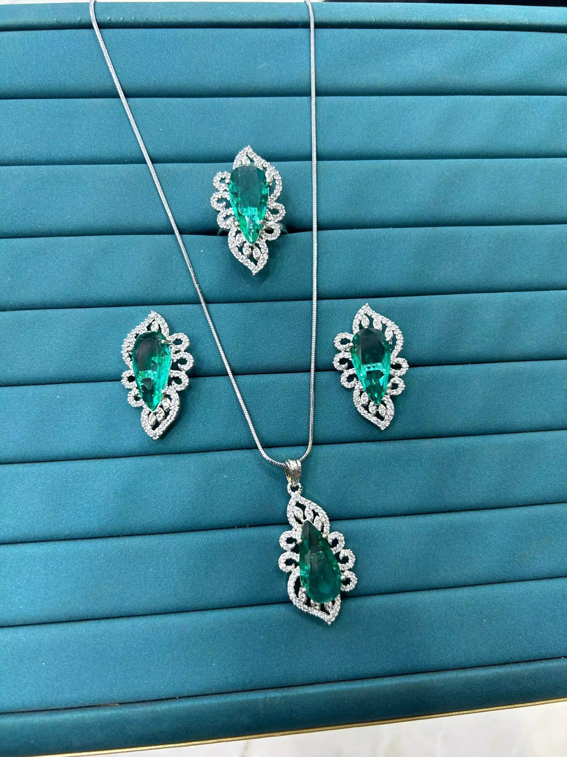 Elegant pendant set wit ring Secondary image