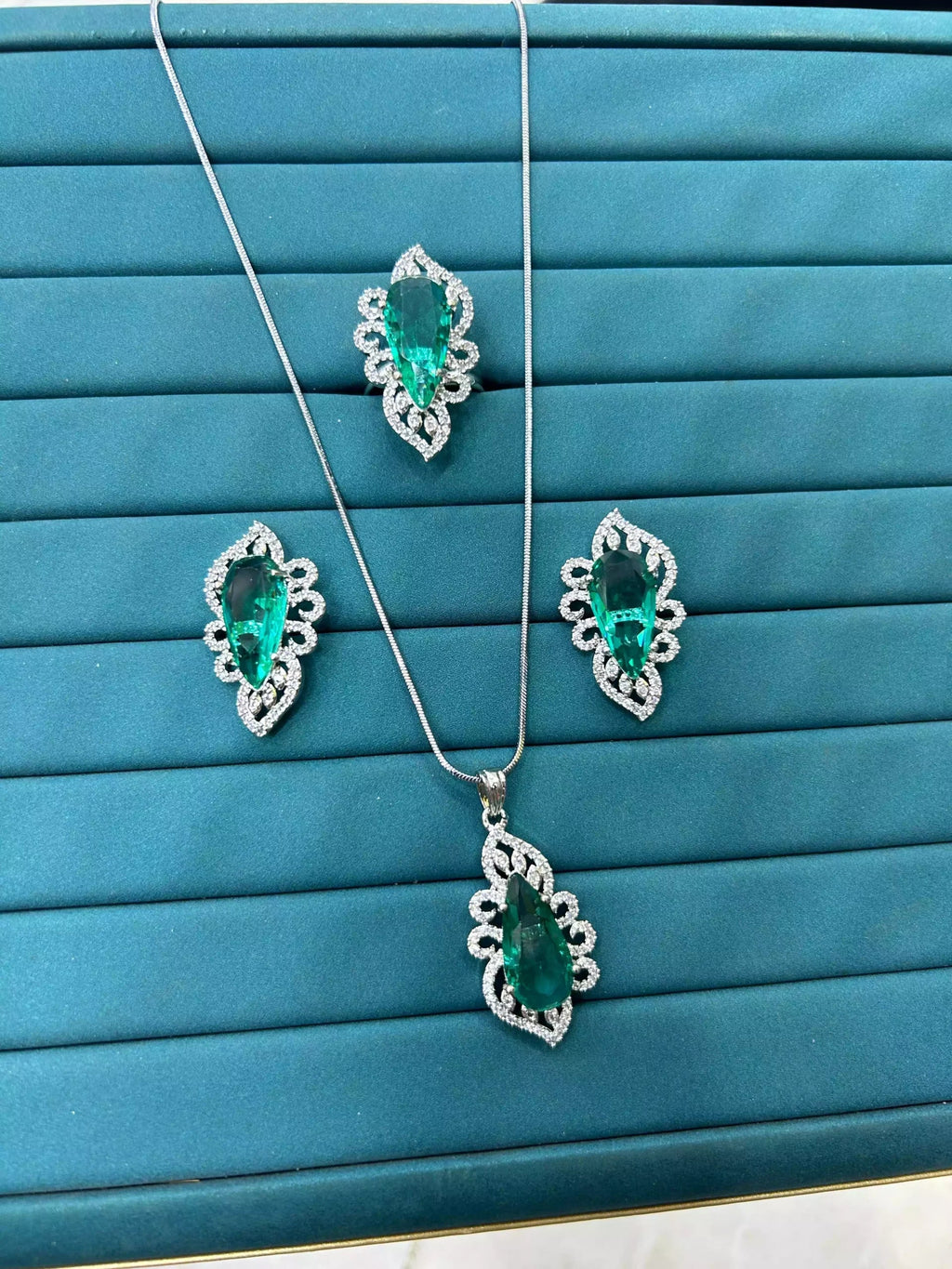 Elegant pendant set wit ring