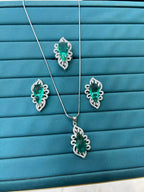 Elegant pendant set wit ring
