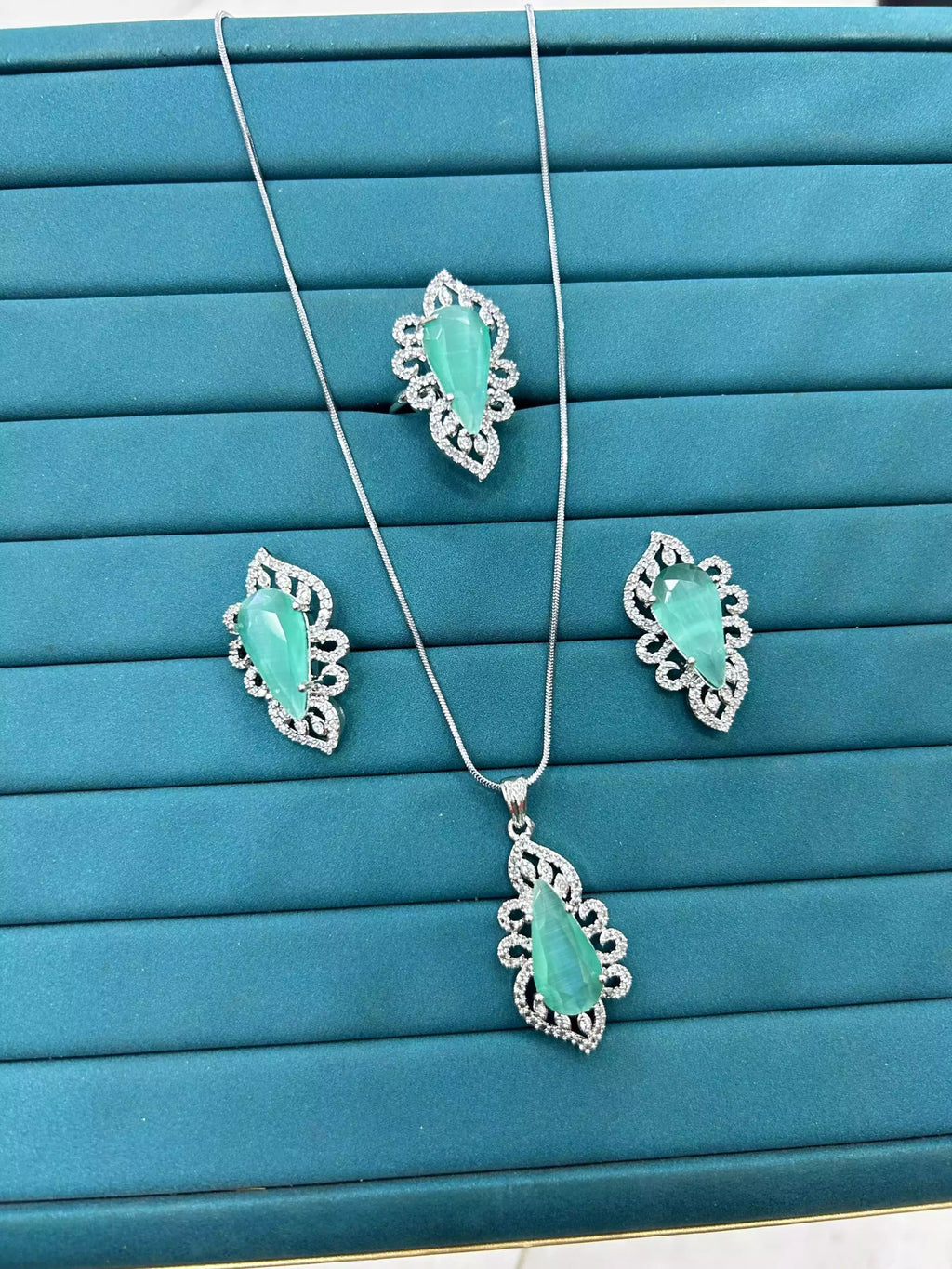 Elegant pendant set wit ring