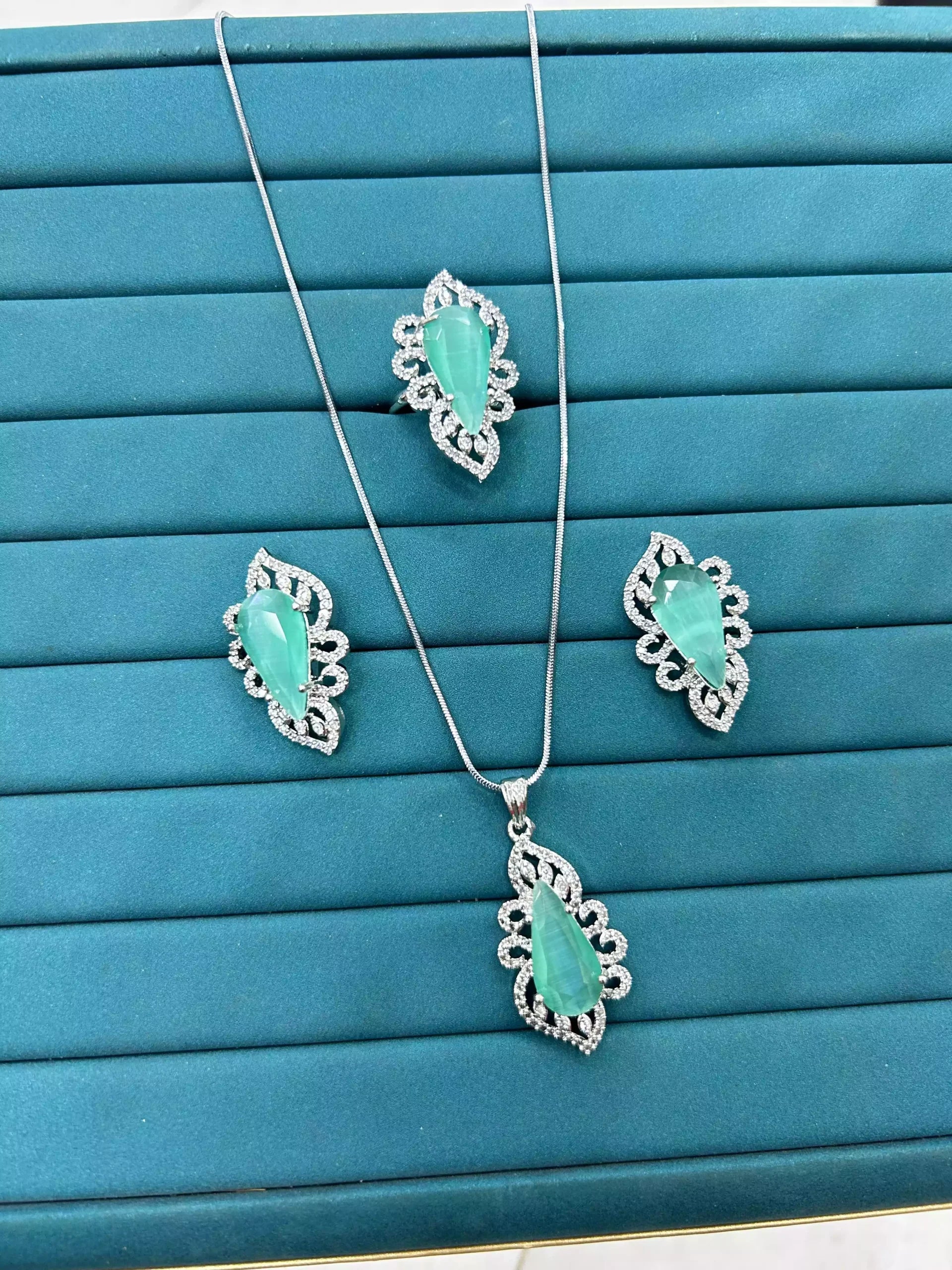 Elegant pendant set wit ring