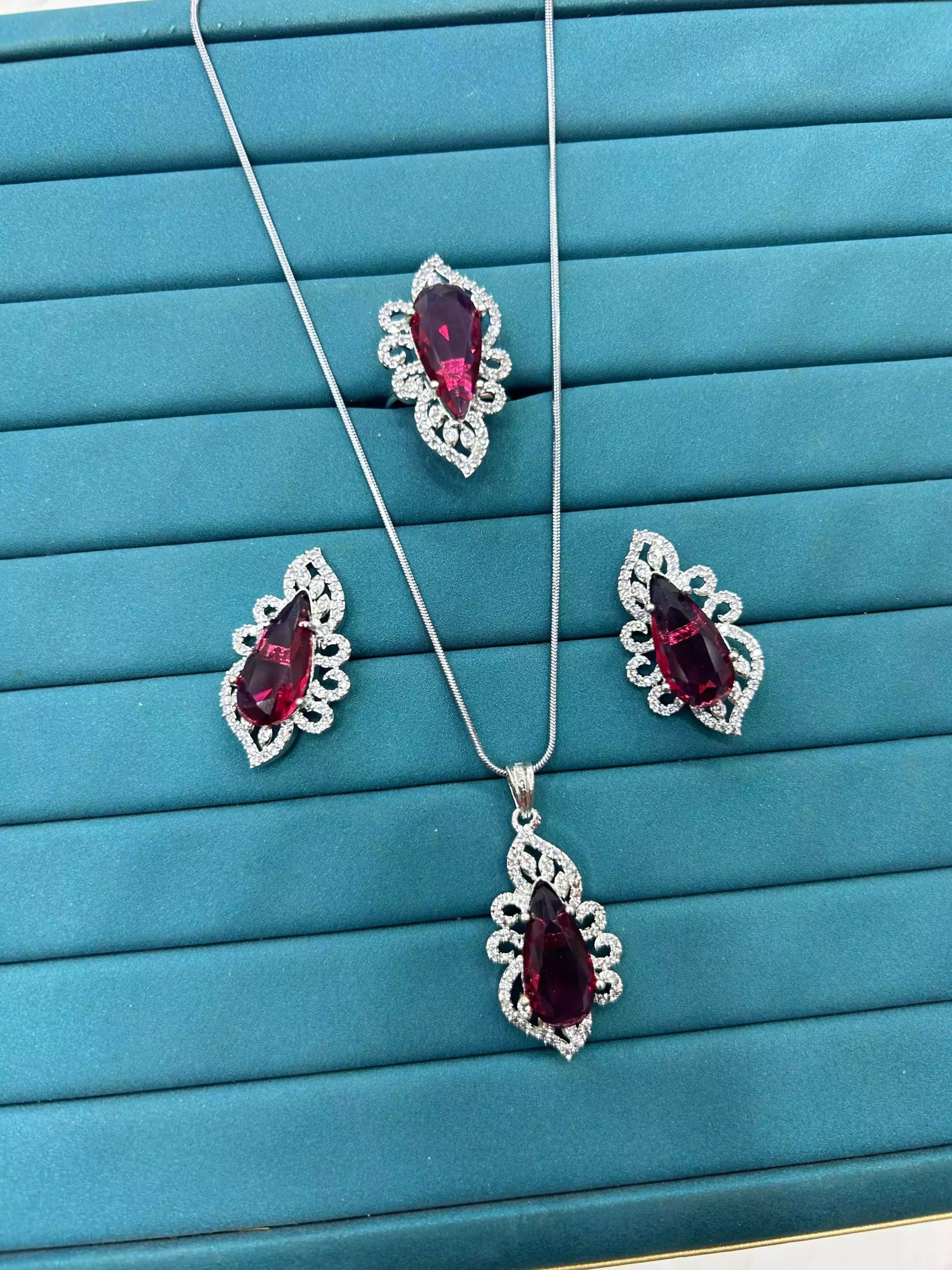 Elegant pendant set wit ring