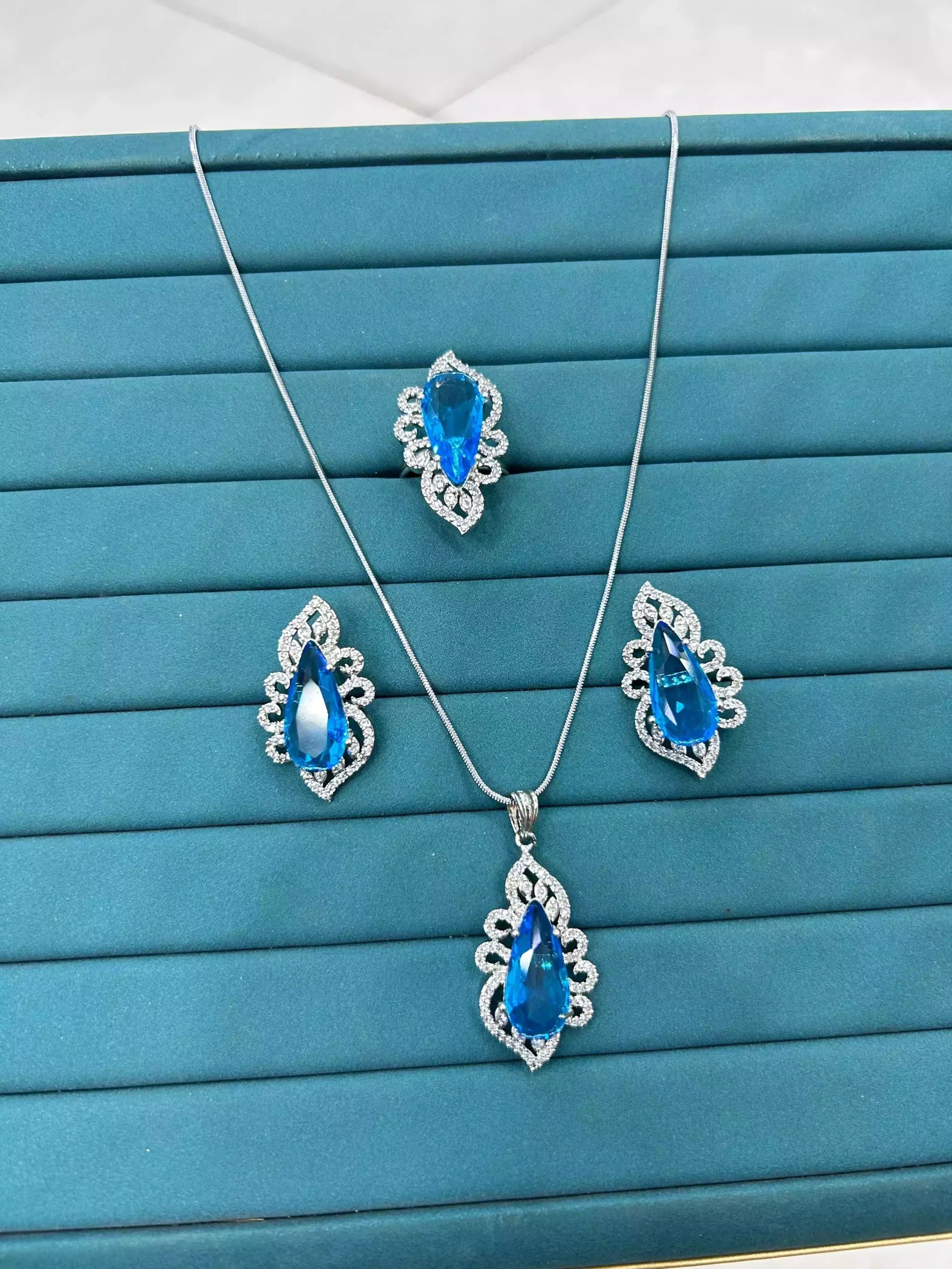 Elegant pendant set wit ring