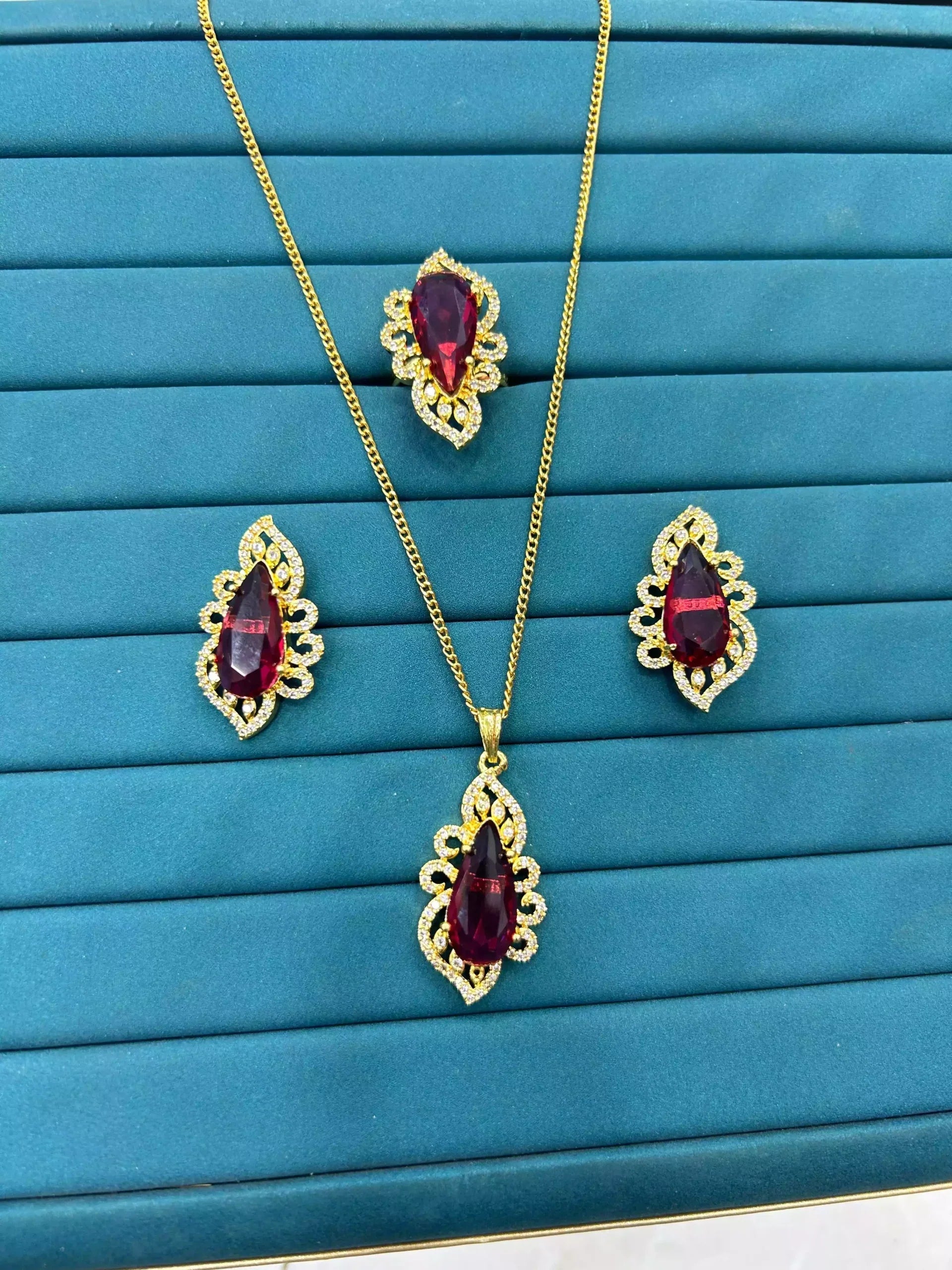 Elegant pendant set wit ring