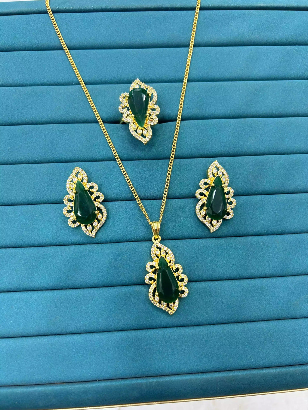 Elegant pendant set wit ring