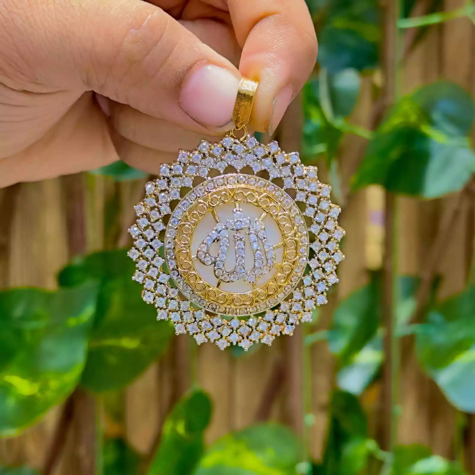 Calligraphy pendant with pearl Secondary image