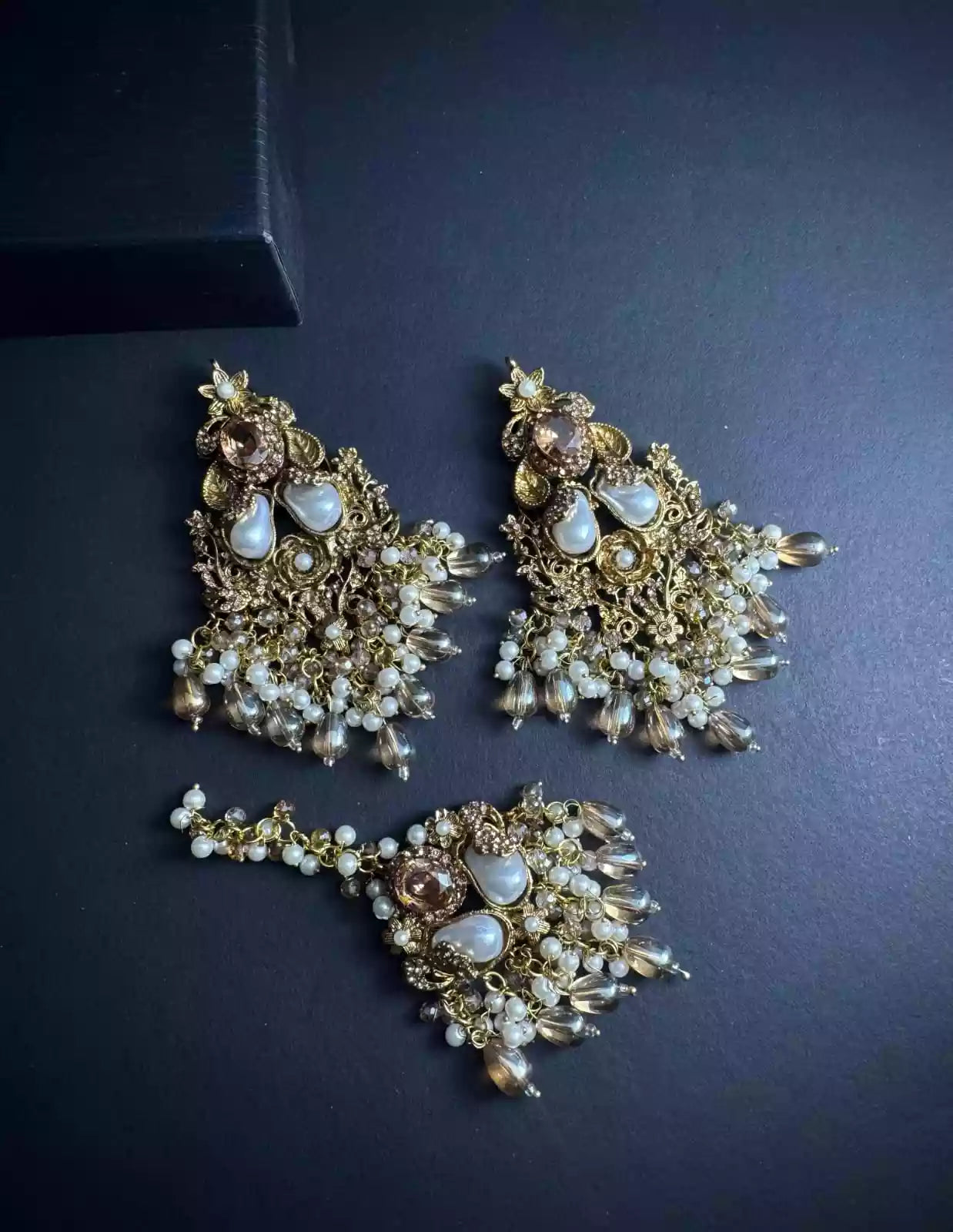 Stylish earrings with teeka Secondary image