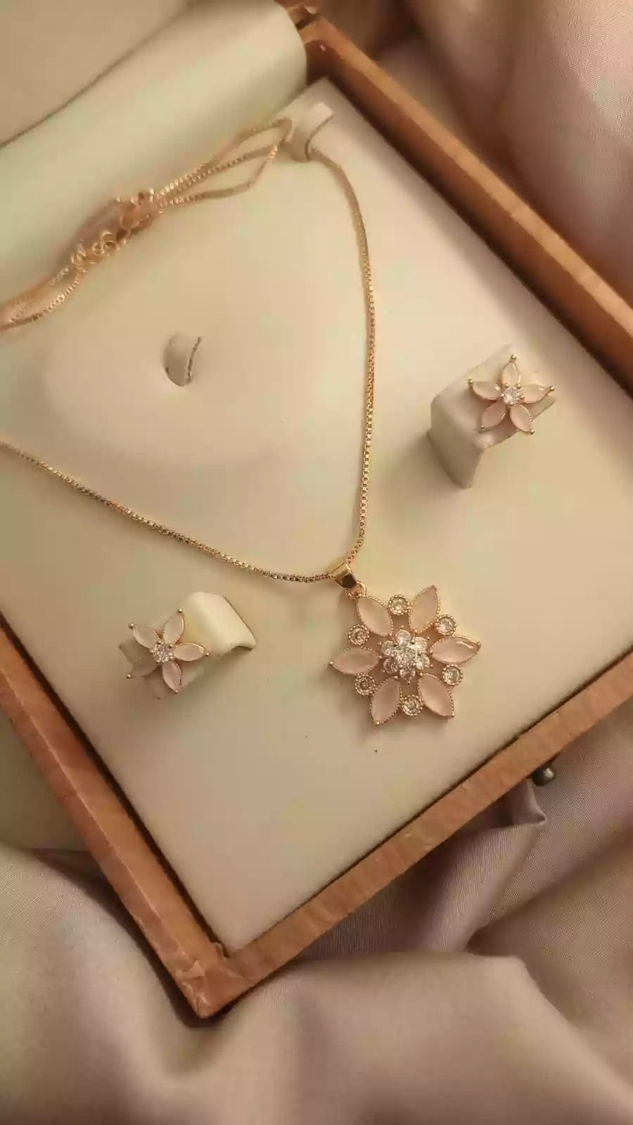 Zircon pendant with teeka