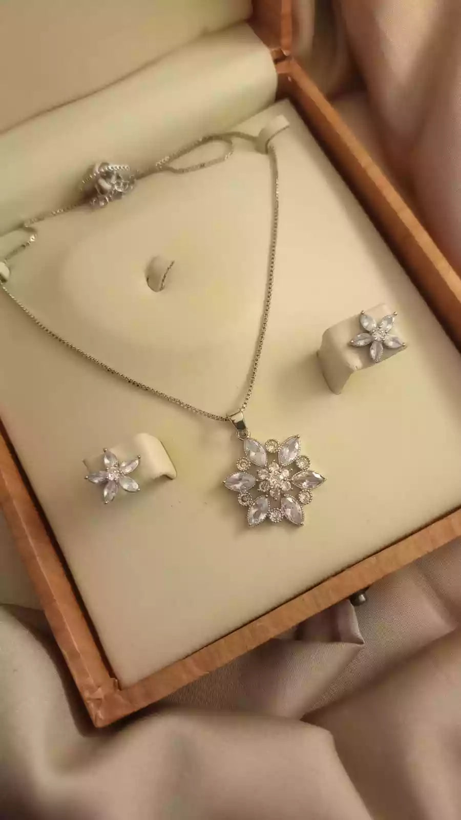 Zircon pendant with teeka