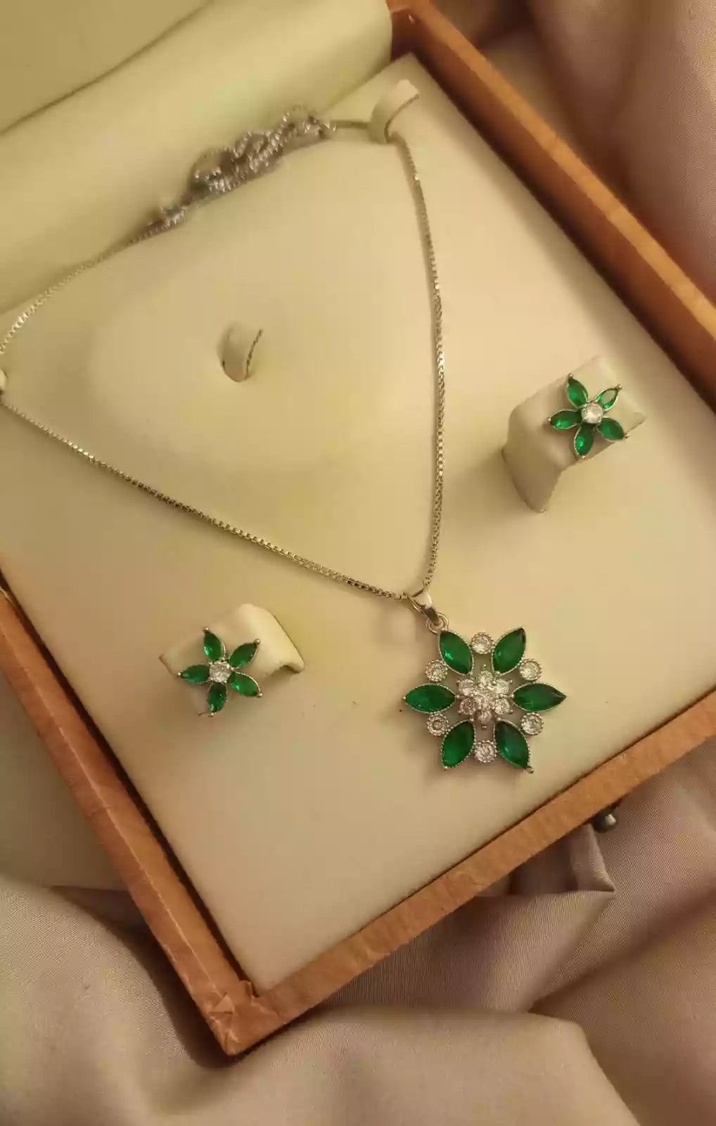 Zircon pendant with teeka