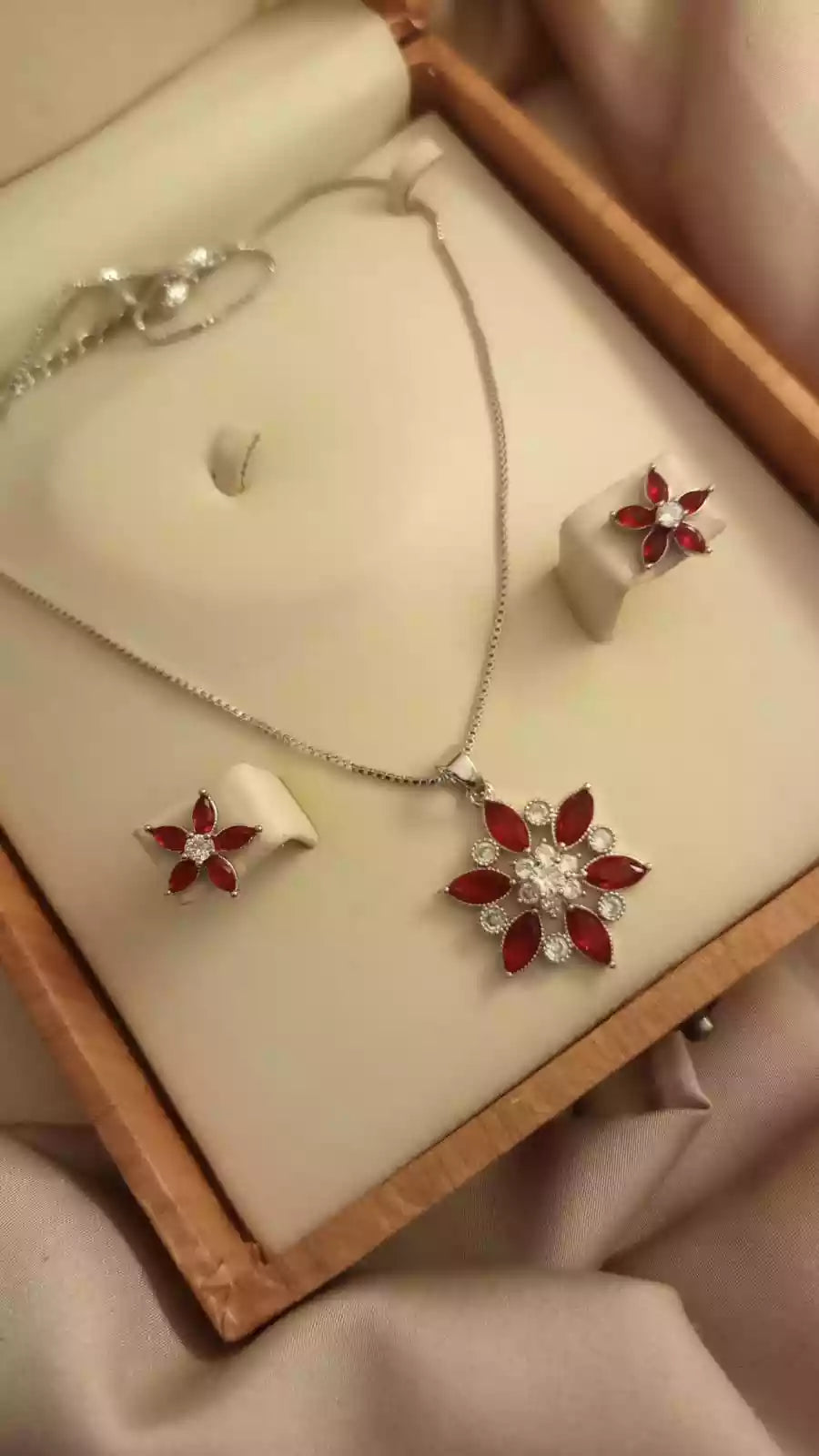 Zircon pendant with teeka