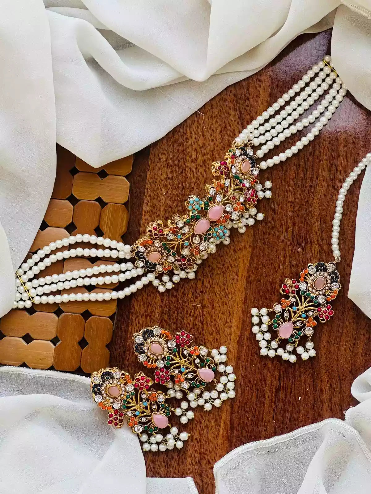 Noratan choker set Secondary image