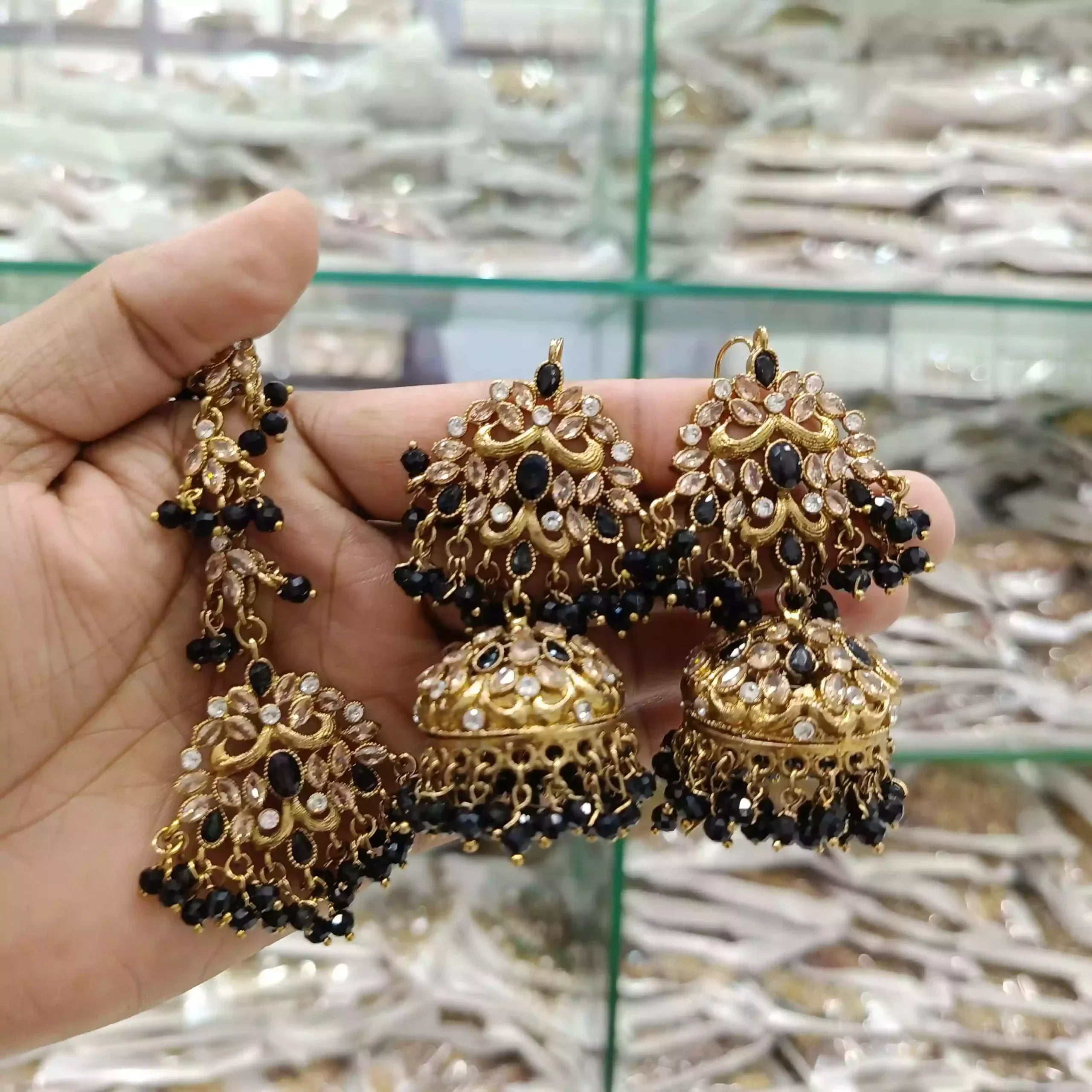 Zircon earrings with teeka