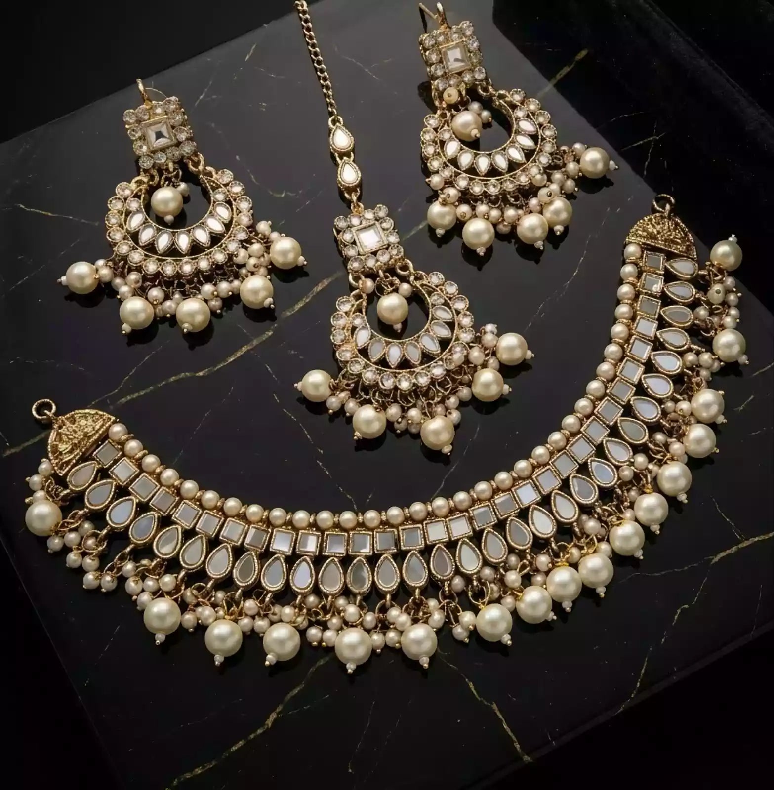 Kundan necklace set with teeka Main image