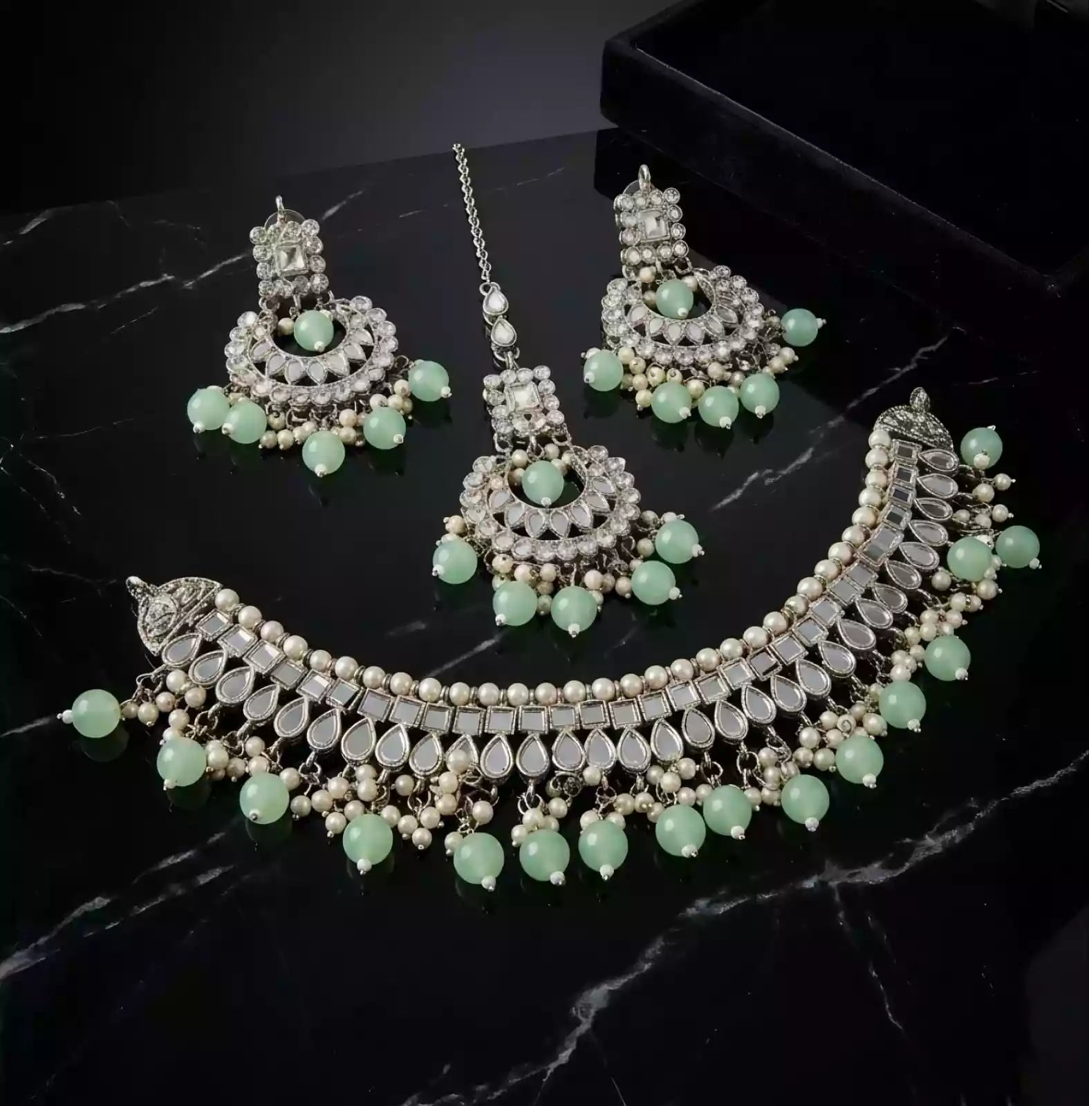 Kundan necklace set with teeka