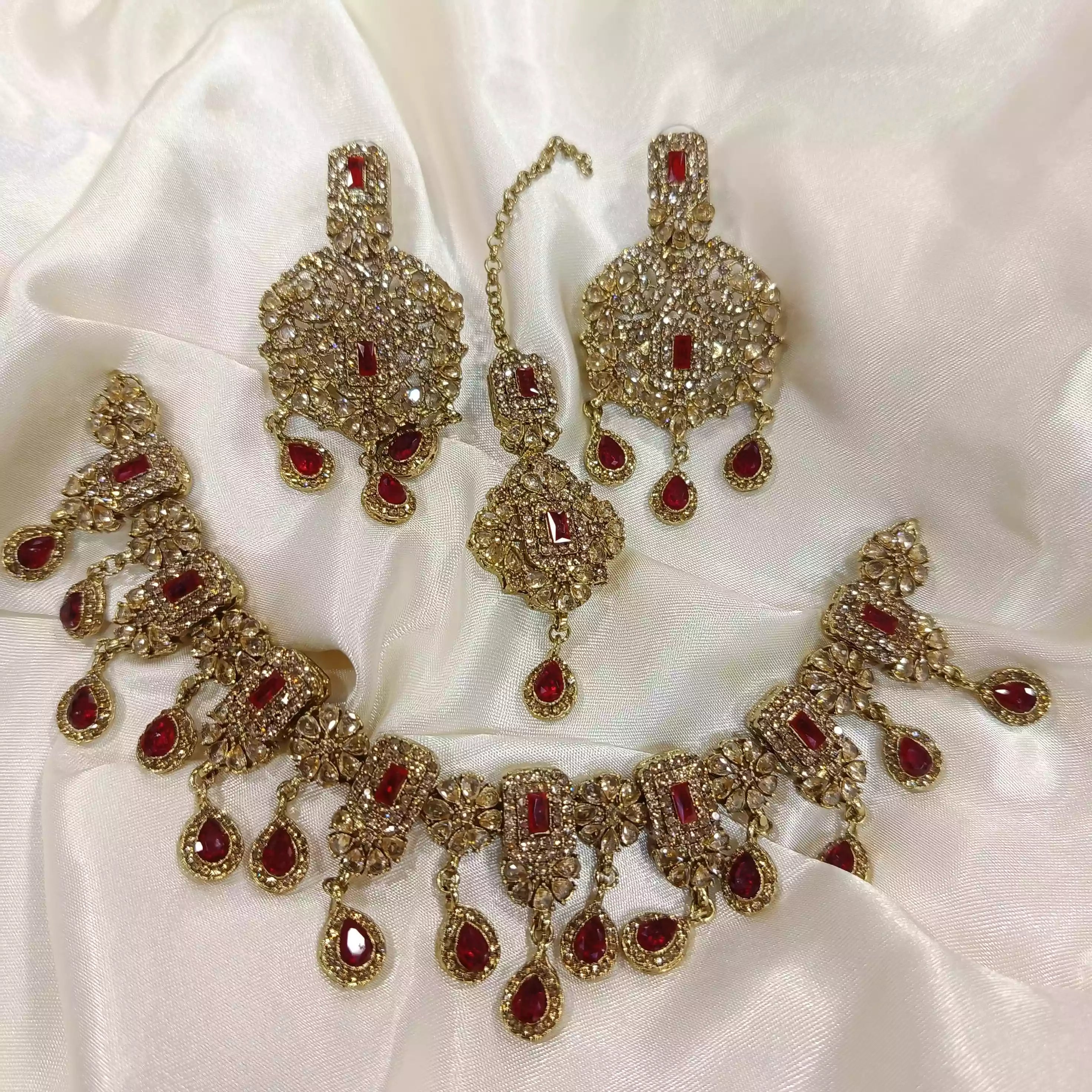 Zircon necklace set with teeka