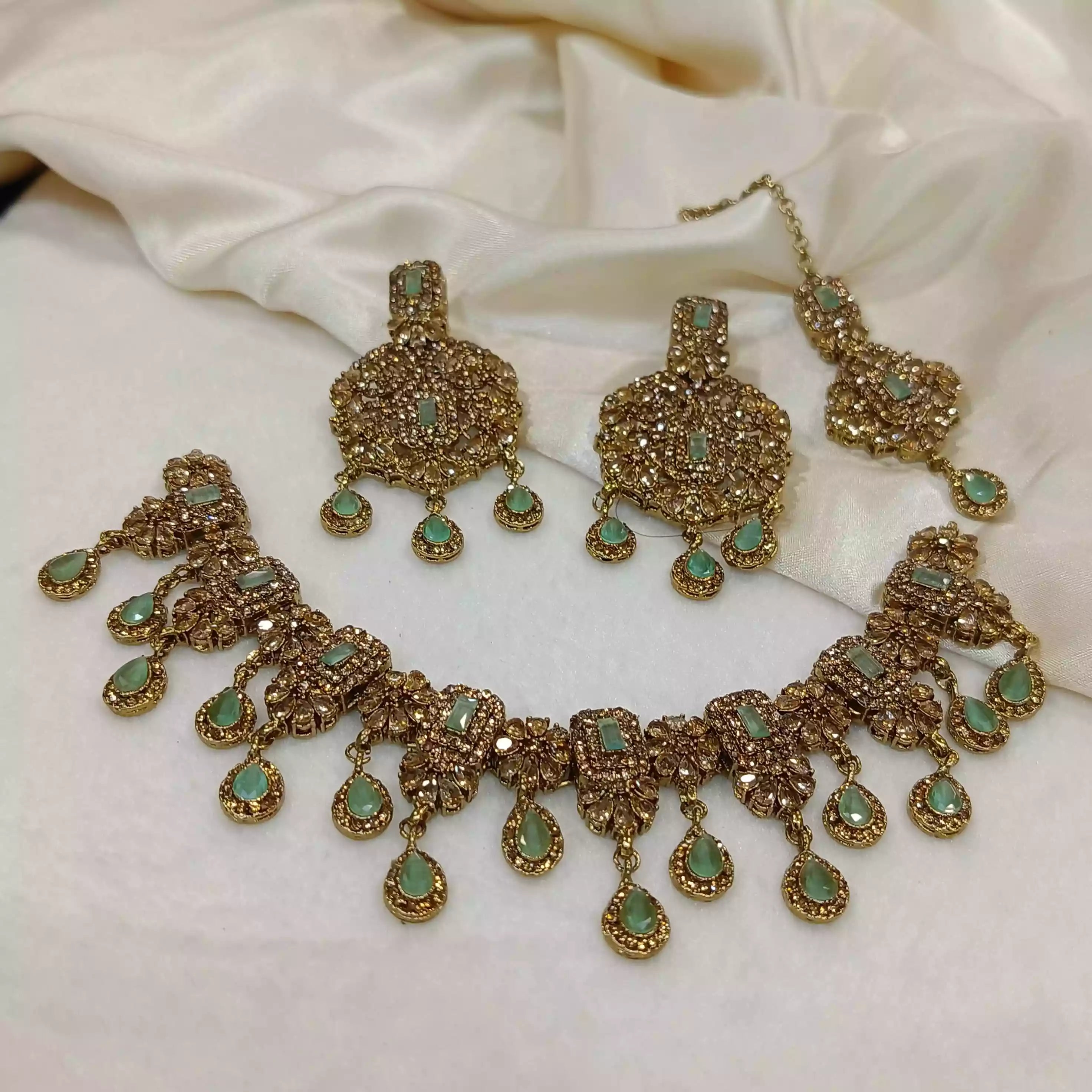 Zircon necklace set with teeka