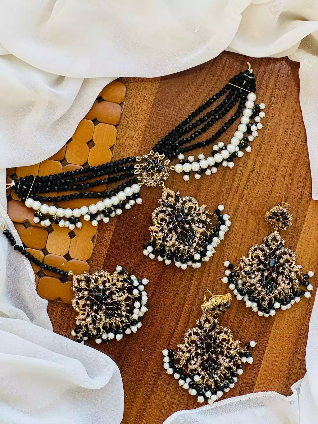 Pearl choker set with teeka