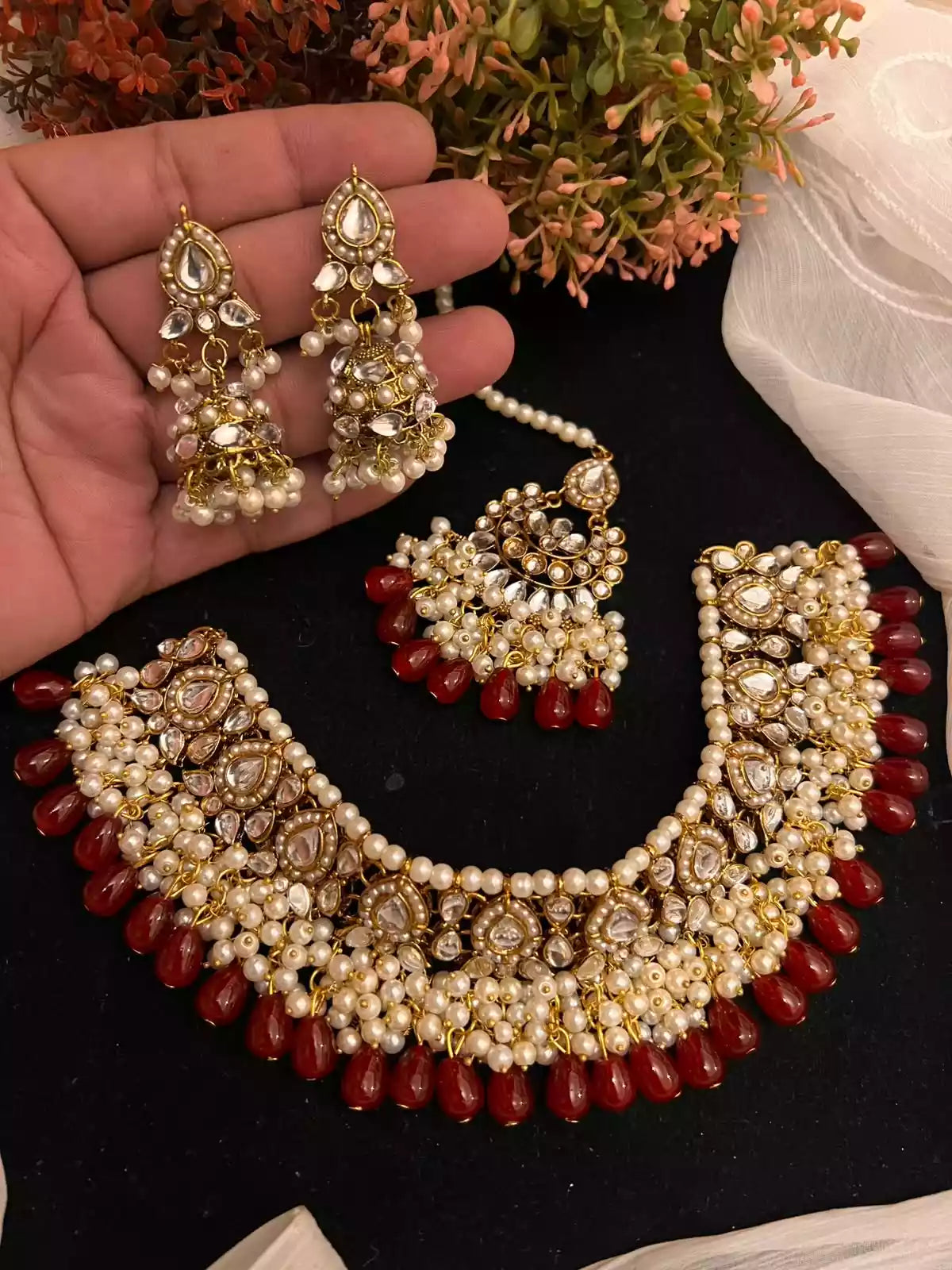 Kundan necklace set with teeka Secondary image