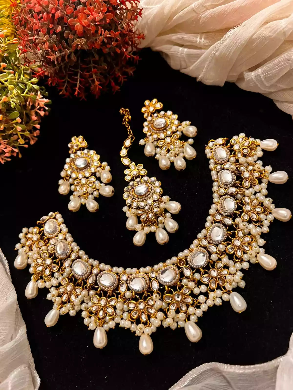 Kundan necklace set with teeka Main image